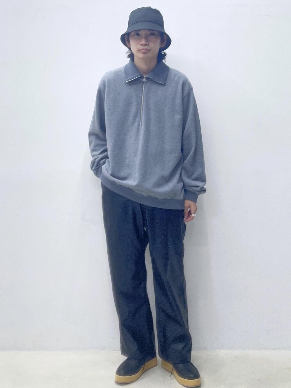 「ハーフジップ、レザーパンツ、ADAM ET ROPÉ、HOMME、サステナブル、骨格ウェーブ、ブルべ、カジュアル、大人カジュアル、ミリタリー、秋コーデ、秋ファッション、23AW秋の新作、23AW予約、オーバーサイズ」｜「ADAM ET ROPE'のオーガニックソフト スウェット ハーフZIP プルオーバー / ユニセックス（スウェット、ブルー系）」を使った、つじかわさん（メンズ・173cm）の夏コーディネートの1枚目の写真