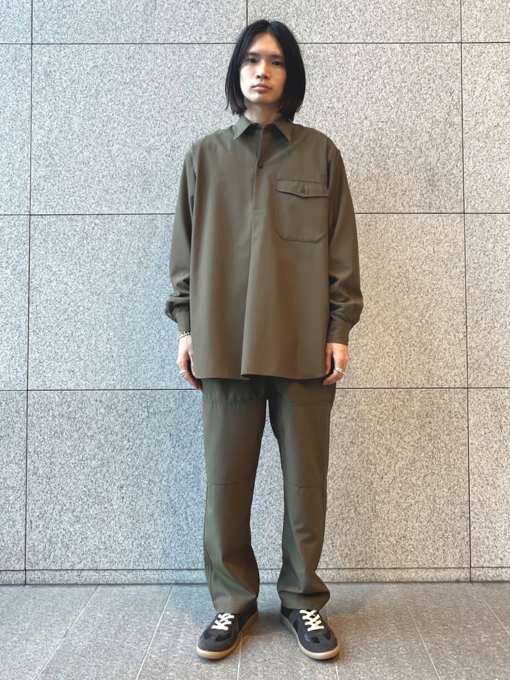 「セットアップ、グリーン、オーバーサイズ、休日スタイル、シャツスタイル、ジャーマントレーナー、おしゃれさんと繋がりたい、秋服準備はじめました、シンフルコーデ、秋トレンド2021」｜「ADAM ET ROPE'の【NIKKE】リップストップ ダブルニーパンツ/サスティナブル/セットアップ対応（その他パンツ、グリーン系）」を使った、つじかわさん（メンズ・173cm）の夏コーディネートの1枚目の写真