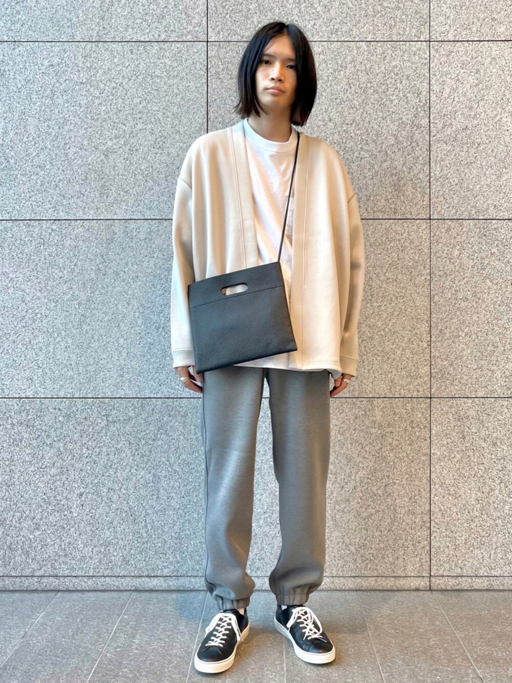 「スウェットパンツ、カーディガン、ビッグシルエット、休日スタイル、きれいめカジュアル、シンプルコーデ、ミニバッグ、白Tシャツ、フォローミー、いいね、save、フォローお願いします🤑」｜「ADAM ET ROPE'のカノコダンボール スウェットパンツ/UNISEX（その他パンツ、グレー系）」を使った、つじかわさん（メンズ・173cm）の夏コーディネートの1枚目の写真