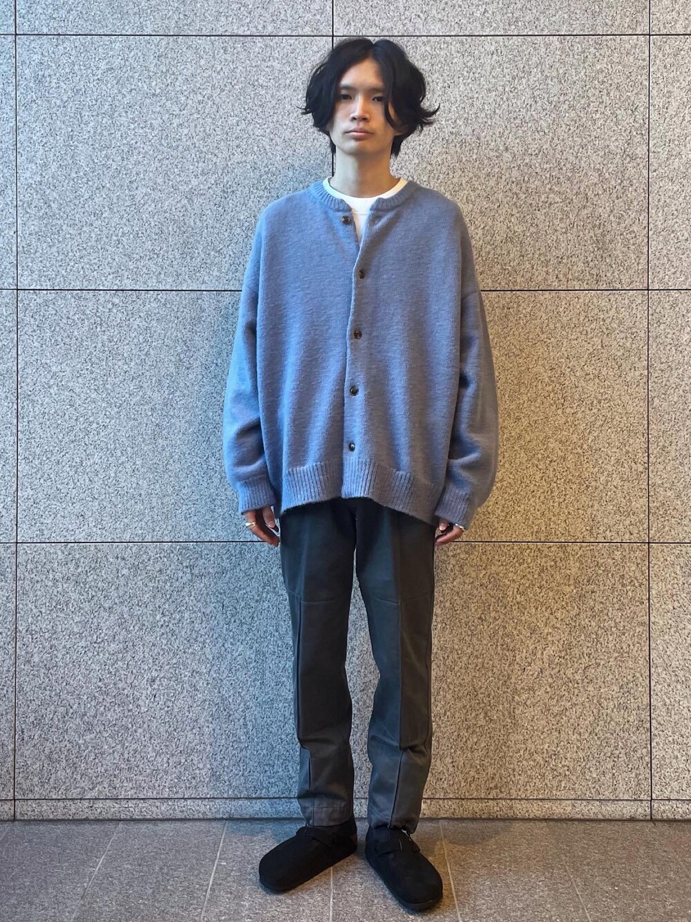 「カーディガン、ニット、ビッグシルエット、ニットカーディガン、カラーニット、カーゴパンツ、休日スタイル、サンダル、シンプルコーデ、あったかコーデ」｜「ADAM ET ROPE'のオーバーサイズ ローゲージクルーネックカーディガン（カーディガン/ボレロ、ブルー系）」を使った、つじかわさん（メンズ・173cm）の冬コーディネートの1枚目の写真