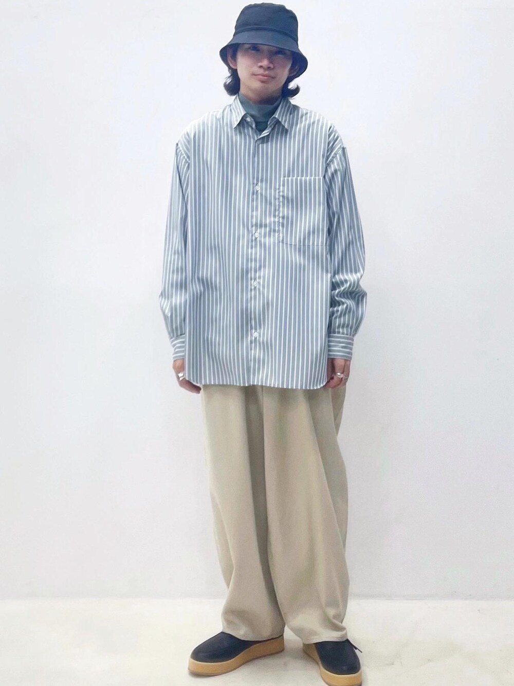 グレー系のシャツ/ブラウス、ベージュ系のその他パンツ、ブラック系のその他シューズを着用したメンズの夏コーディネートの1枚目の写真