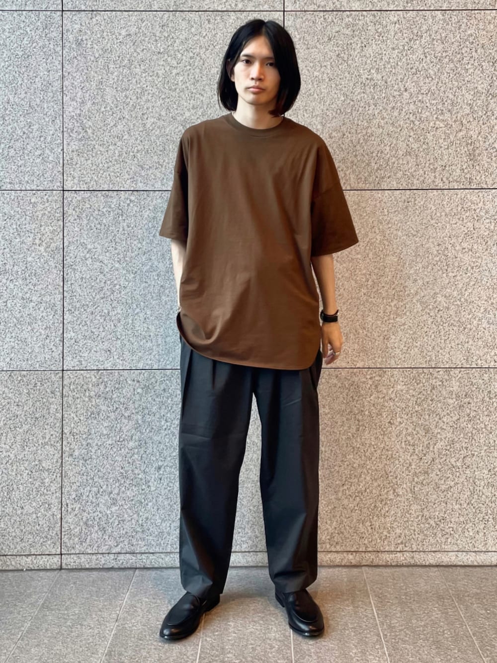 「ローファー、オーバーサイズ、休日スタイル、ワイドパンツ、夏コーデ、フォローミー、お洒落さんとつながりたい、おしゃれさんと繋がりたい、いいね、save、フォローお願いします🤑、夏だ！Tシャツ着よう！」｜「ADAM ET ROPE'の【TOOLIGHT】吸水速乾/超軽量/TC ルーズワイド テーパードパンツ/セットアップ対応（その他パンツ、ブラック系）」を使った、つじかわさん（メンズ・173cm）の夏コーディネートの1枚目の写真