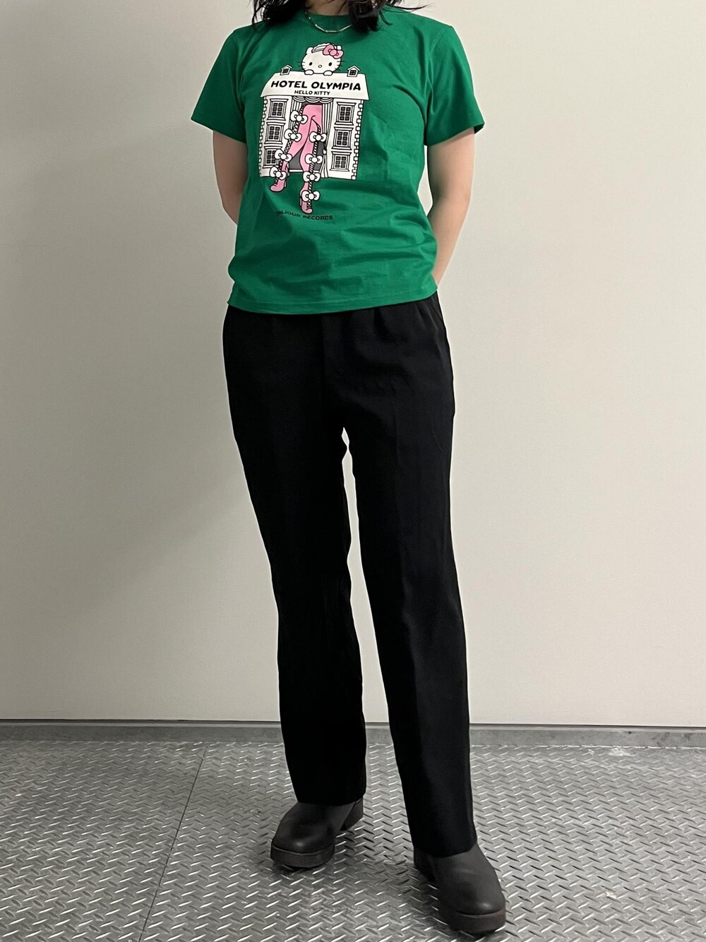 グリーン系のTシャツ/カットソーを着用したレディースの冬コーディネートの1枚目の写真