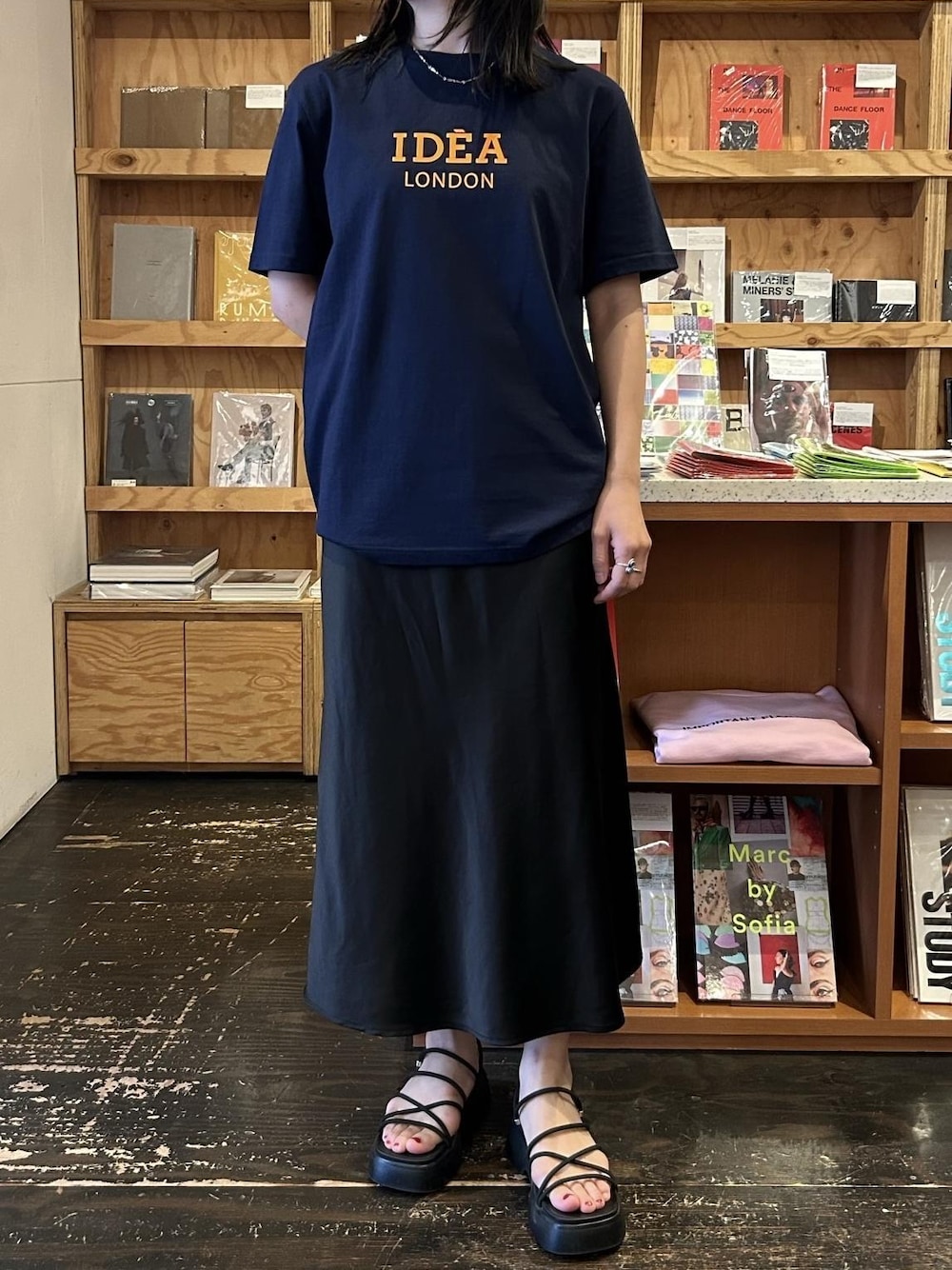 ブルー系のTシャツ/カットソーを着用したレディースの夏コーディネートの1枚目の写真