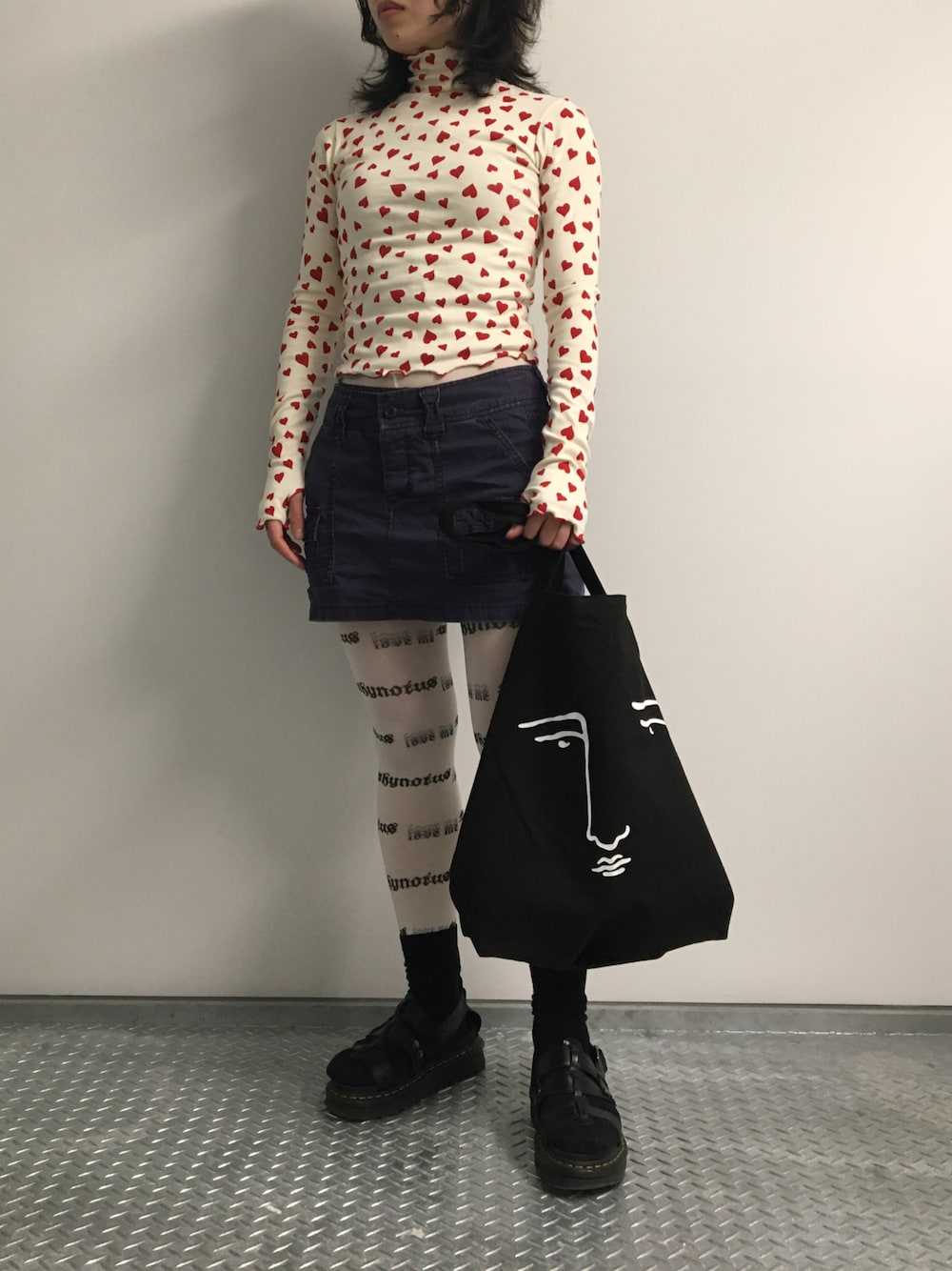 ホワイト系のTシャツ/カットソー、ブラック系のトートバッグを着用したレディースの春コーディネートの1枚目の写真