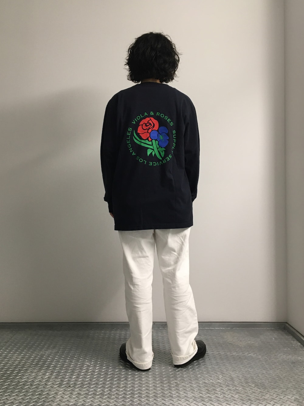 ブルー系のトップスを着用したレディースの秋コーディネートの1枚目の写真