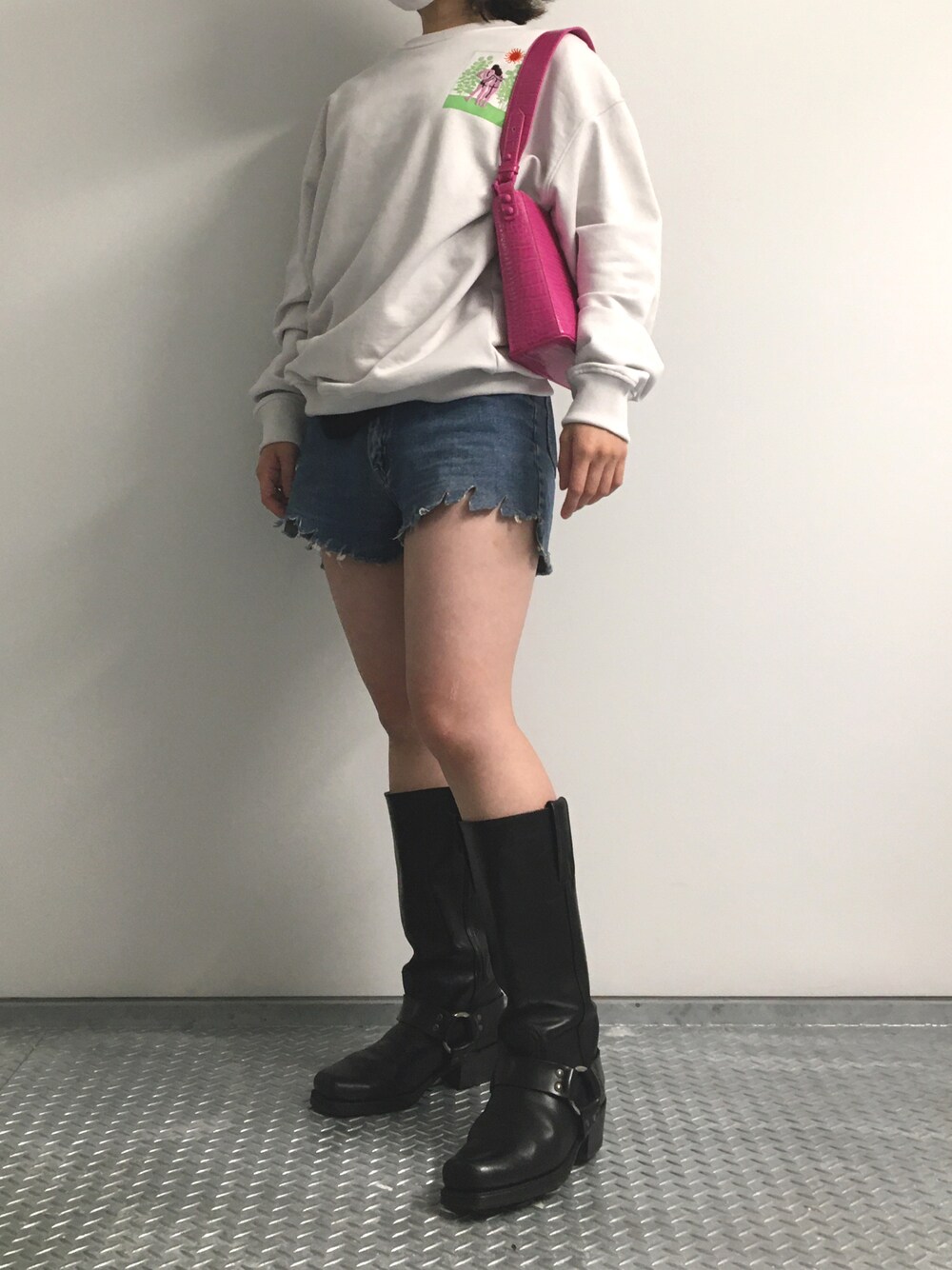 ホワイト系のスウェット、ピンク系のハンドバッグを着用したレディースの夏コーディネートの1枚目の写真