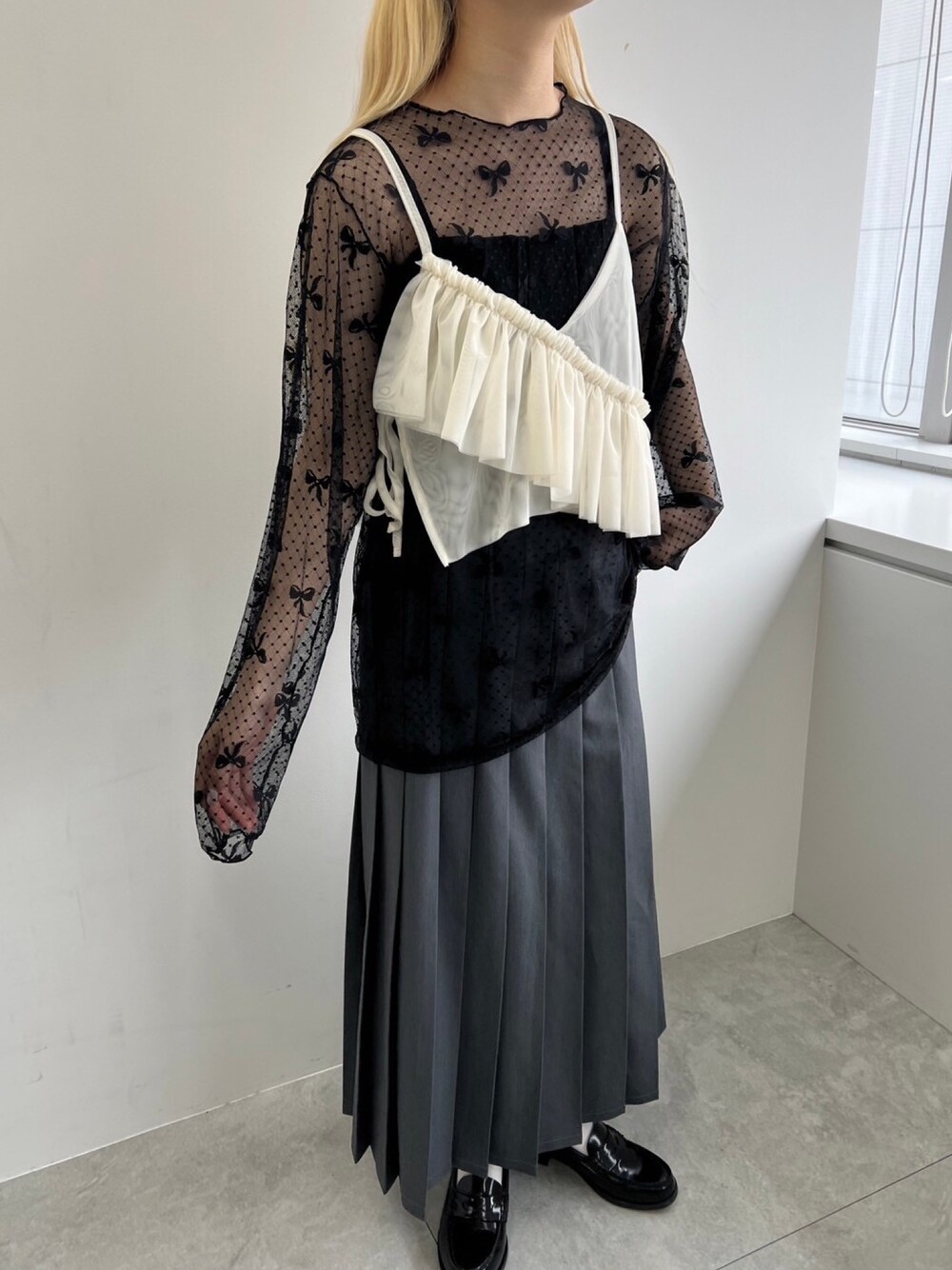 「春コーデ、夏コーデ、シアートップス、リボン、プリーツスカート、レイヤードスタイル、透け感、モノトーン、ブラック、大人かわいい、カジュアルコーデ、おでかけコーデ、シンプル、キレイめ、大人ガーリー」｜「WCのチュールアシメフリルビスチェ（キャミソール、ホワイト系）」を使った、wc_officialさん（レディース・160cm）の春コーディネートの1枚目の写真