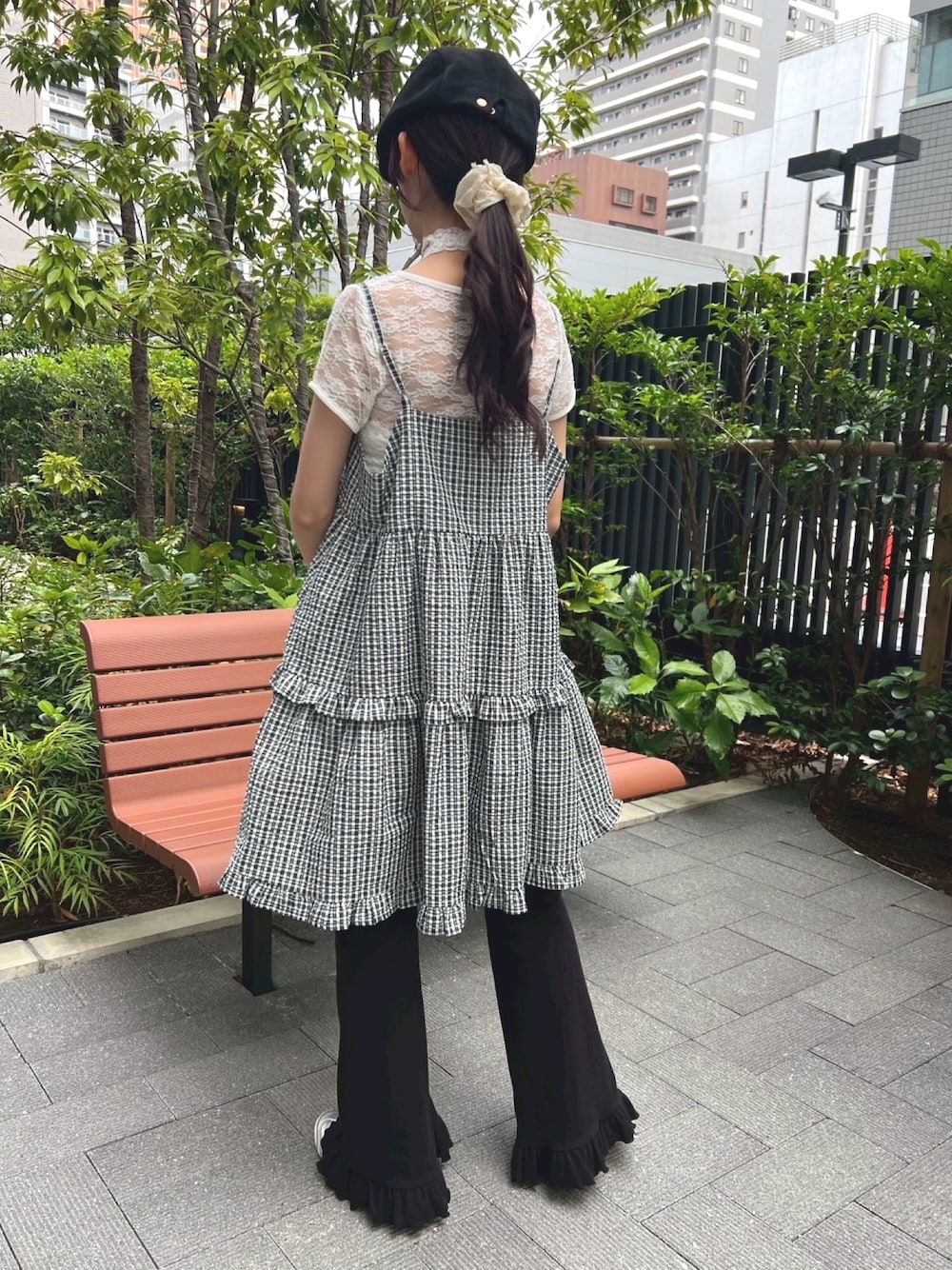 「お出かけコーデ、フリル、ワンピース、休日スタイル、キャップ、韓国ファッション、大人ガーリー、チェック、レース、フレアパンツ、大人カジュアル、ゆるコーデ、ラクチンコーデ、スポーツミックス、レイヤードスタイル」｜「WCの《大人気★再販》フリルフレアパンツ（その他パンツ、ブラック系）」を使った、wc_officialさん（レディース・160cm）の夏コーディネートの1枚目の写真