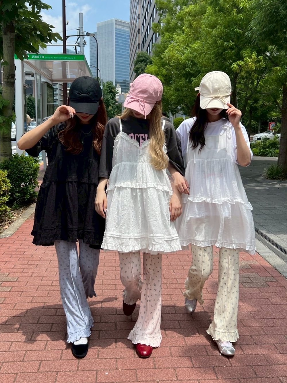 「休日スタイル、ロゴT、キャップ、カラーコーデ、夏コーデ、白Tシャツ、お出かけコーデ、今日のコーデ、ワンピース、リブパンツ、フレアパンツ、花柄、Tシャツ、ゆるコーデ、オトナカジュアル」｜「WCの《2025新作》リトルフラワーフリルフレアパンツ（その他パンツ、ピンク系）」を使った、wc_officialさん（レディース・160cm）の夏コーディネートの1枚目の写真