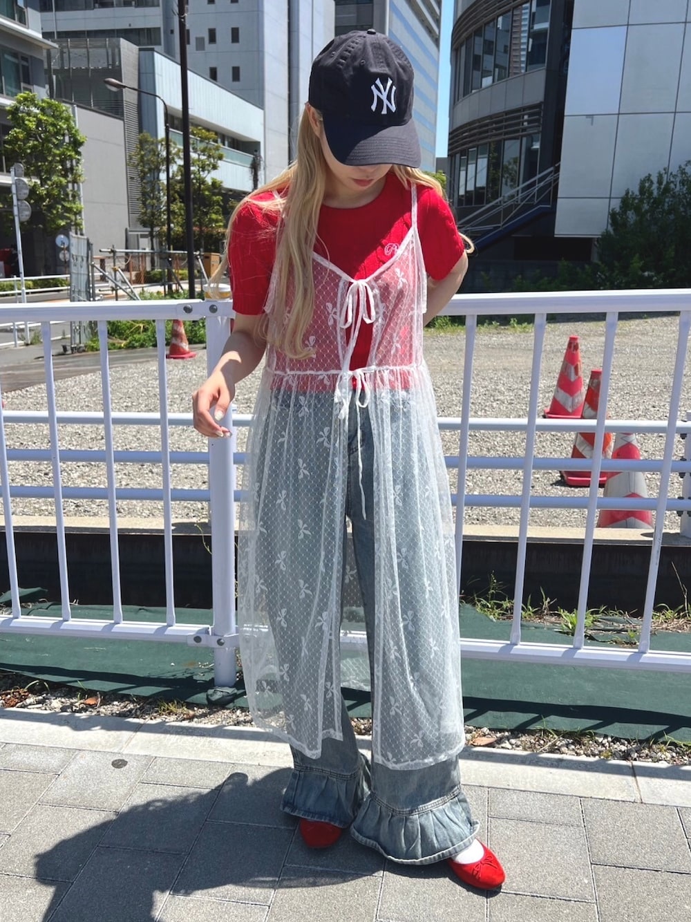 「レイヤードスタイル、キャップ、お出かけコーデ、大人かわいい、大人コーデ、トレンド、シンプルコーデ、ootd、キャミワンピ、大人ガーリー、大人カジュアル、レース、リボン、サマーニット、日焼け対策」｜「WCのリボンシアーロングキャミワンピース（ワンピース、ホワイト系）」を使った、wc_officialさん（レディース・160cm）の夏コーディネートの1枚目の写真