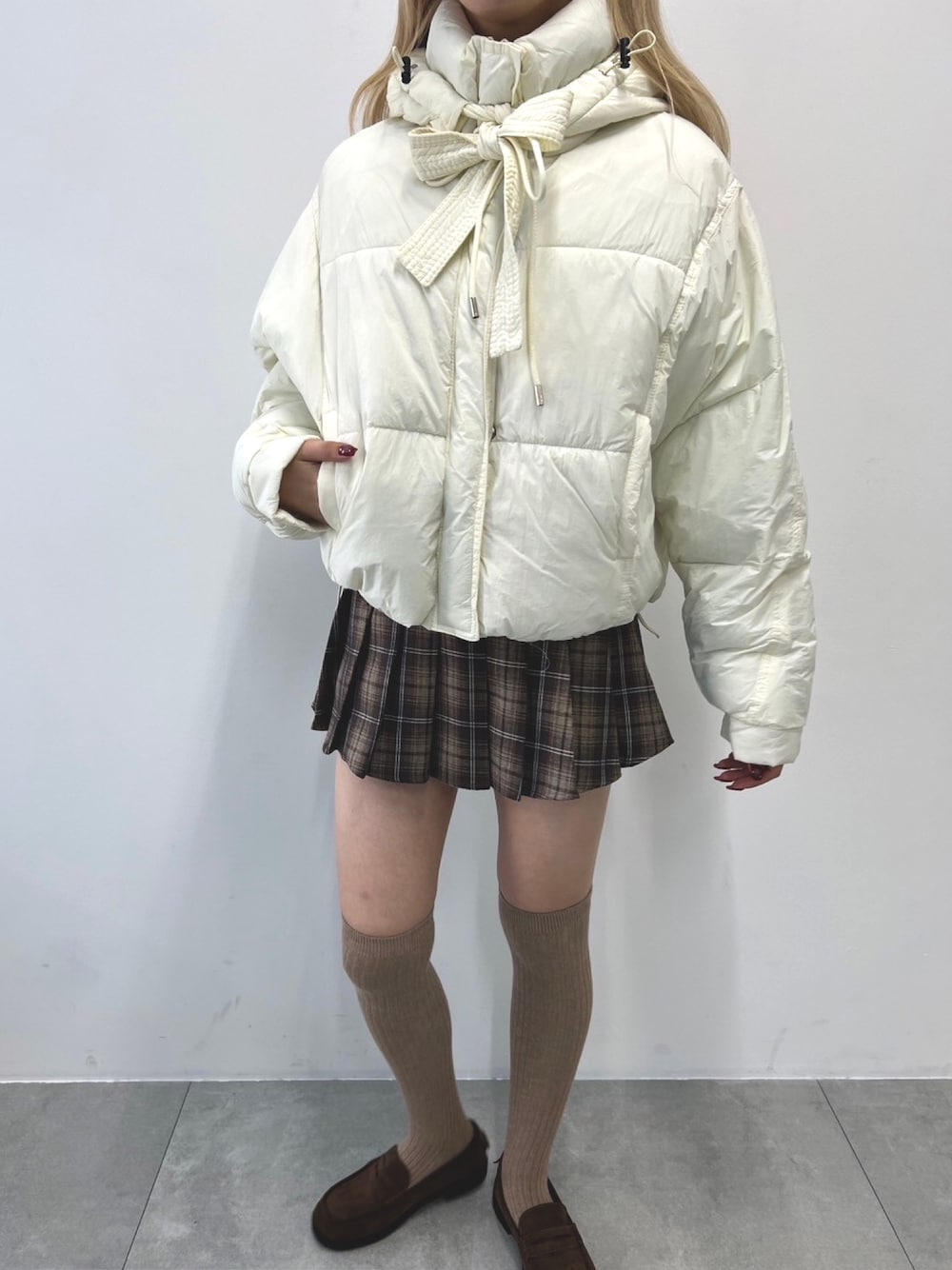 「ブラウン、スカート、ブルゾン、アウター、チェック、ニーハイソックス、リボン、冬コーデ、ホワイト、オトナカジュアル、休日スタイル、ootd、大人ガーリー」｜「PHILLYの【PHILLY】フード付リボン中綿ジャケット（ブルゾン、ホワイト系）」を使った、wc_officialさん（レディース・160cm）の秋コーディネートの1枚目の写真