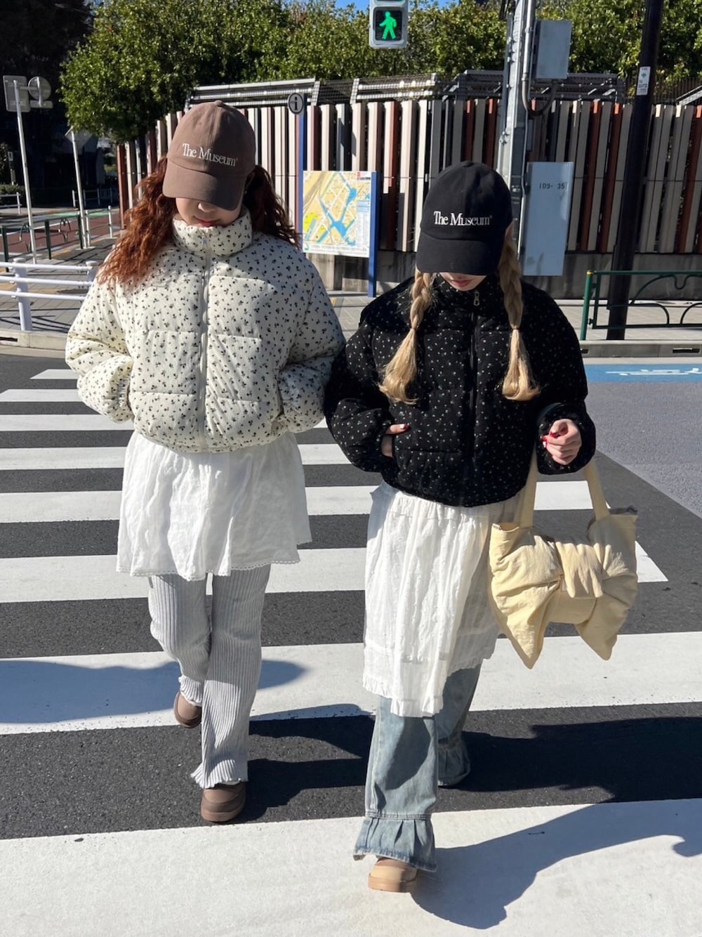 「冬アウター、お出かけコーデ、コーデュロイ、韓国ファッション、デニム、おでかけコーデ、キャップ、レース、リボン、花柄、スポーツミックス、大人カジュアル、大人ガーリー、レイヤードスタイル」｜「WCのmuseum ロゴキャップ（キャップ、ブラック系）」を使った、wc_officialさん（レディース・160cm）の冬コーディネートの1枚目の写真