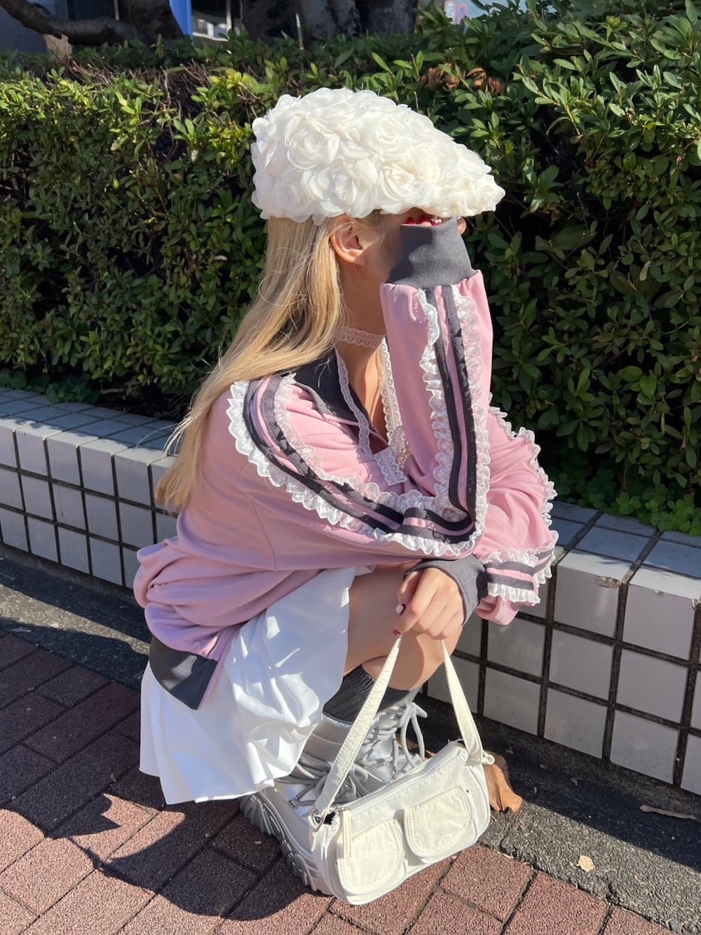 「プチプラ、淡色コーデ、オトナ女子、カジュアルコーデ、冬のコーデ、大人女子、お出かけコーデ、ホワイト、大人ガーリー、韓国ファッション、ジャージ、スポーツミックス、ピンク、春コーデ」｜「WCのフリルレースラインジャージ（ジャージ、ピンク系）」を使った、wc_officialさん（レディース・160cm）の冬コーディネートの1枚目の写真