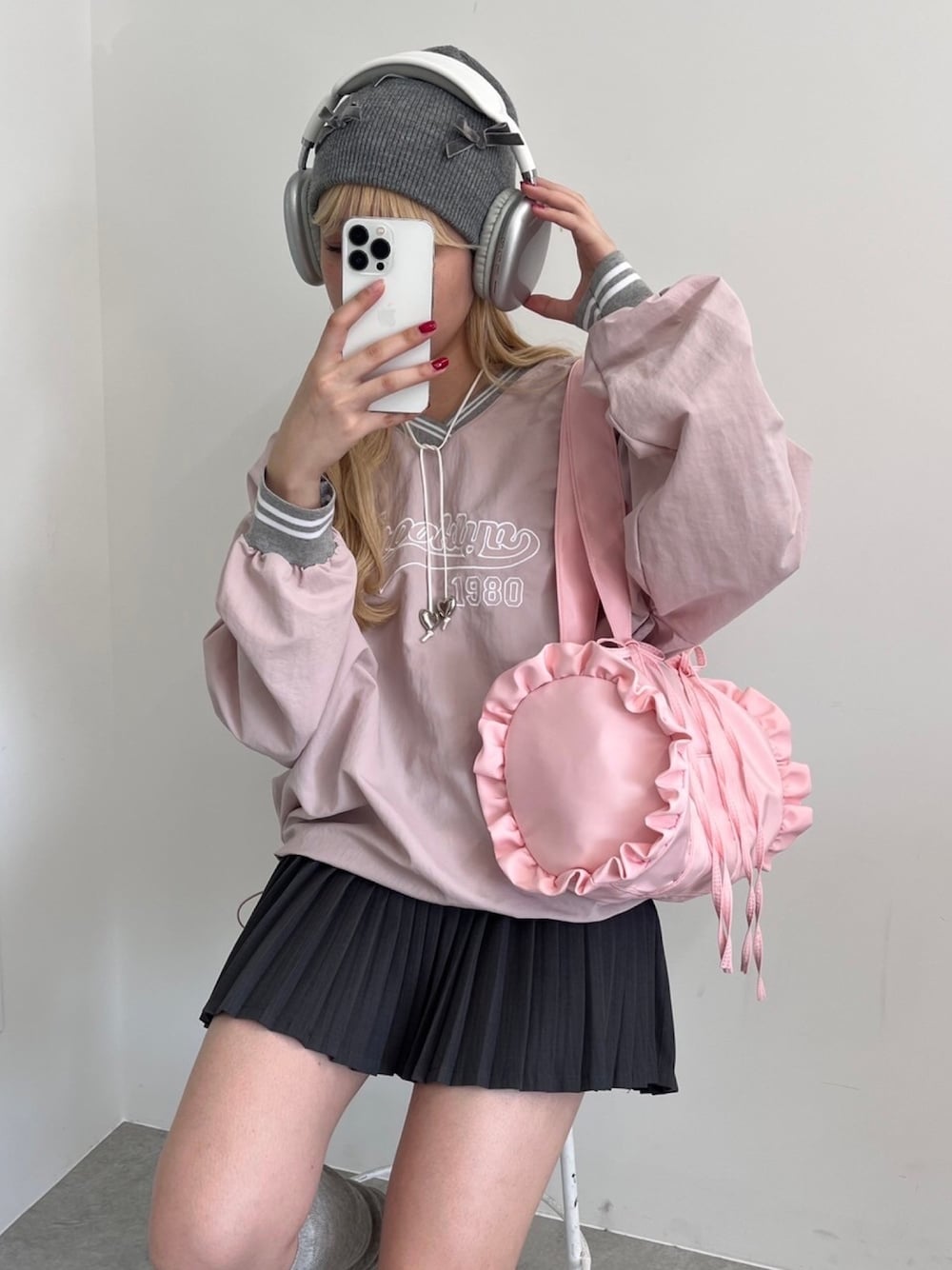 「シンプルコーデ、オトナカワイイ、スポーツミックス、春服みてみて、おしゃれさんと繋がりたい、お出かけコーデ、大人ガーリー、リボン、プリーツスカート、ユニフォーム、フリル、ピンクコーデ、カジュアルガーリー、着回しコーデ」｜「WCのフリルリボンドラムバッグ（トートバッグ、ピンク系）」を使った、wc_officialさん（レディース・160cm）の春コーディネートの1枚目の写真