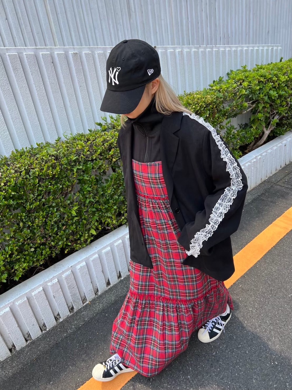 「チェック、秋コーデ、キャップ、ワンピース、秋服、おでかけコーデ、大人ガーリー、ジャージ、リボン、スポーツミックス、オトナカジュアル」｜「WCのレースラインビッグジャケット（テーラードジャケット、ブラック系）」を使った、wc_officialさん（レディース・160cm）の秋コーディネートの1枚目の写真