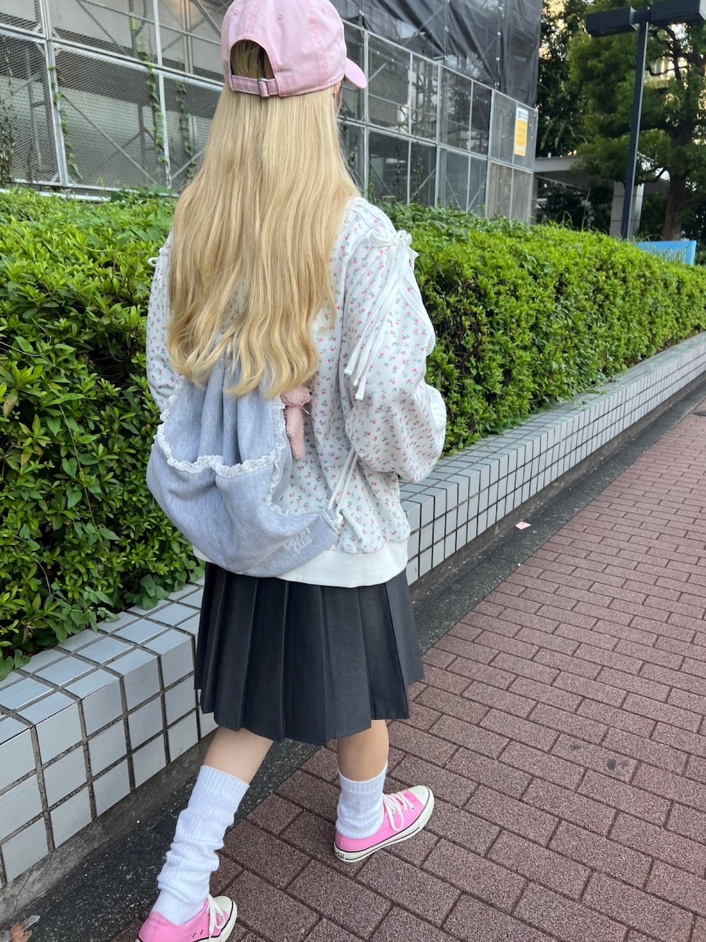「スポーツミックス、ロングスカート、スニーカー、秋コーデ、キャップ、大人コーデ、お洒落さんとつながりたい、大人ガーリー、ootd、ゆるコーデ、ジャージ、トラックジャケット、プリーツスカート、ハーフパンツ、ピンク」｜「WCのリトルフラワースウェットトラックジャケット（ジャージ、ピンク系）」を使った、wc_officialさん（レディース・160cm）の秋コーディネートの1枚目の写真