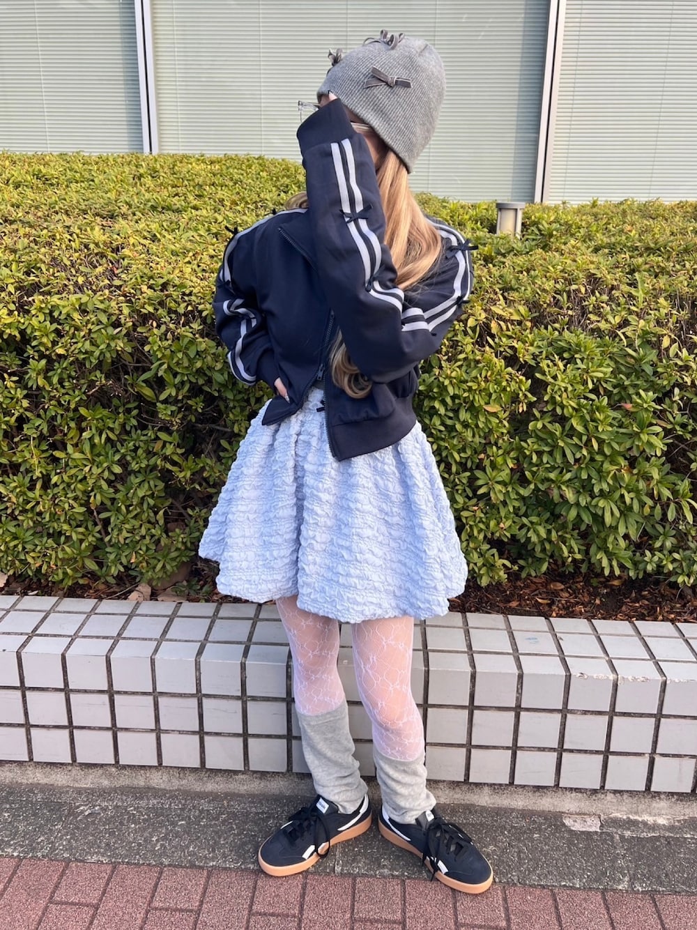 「今日のコーデ、オトナ女子、レース、グレー、トラックジャージ、ジャージ、スポーツミックス、リボン、水色、春コーデ、大人かわいい、スカート、レイヤードスタイル」｜「WCの【EC限定カラーあり★】クリンクルバルーンスカート（スカート、ブルー系）」を使った、wc_officialさん（レディース・160cm）の春コーディネートの1枚目の写真