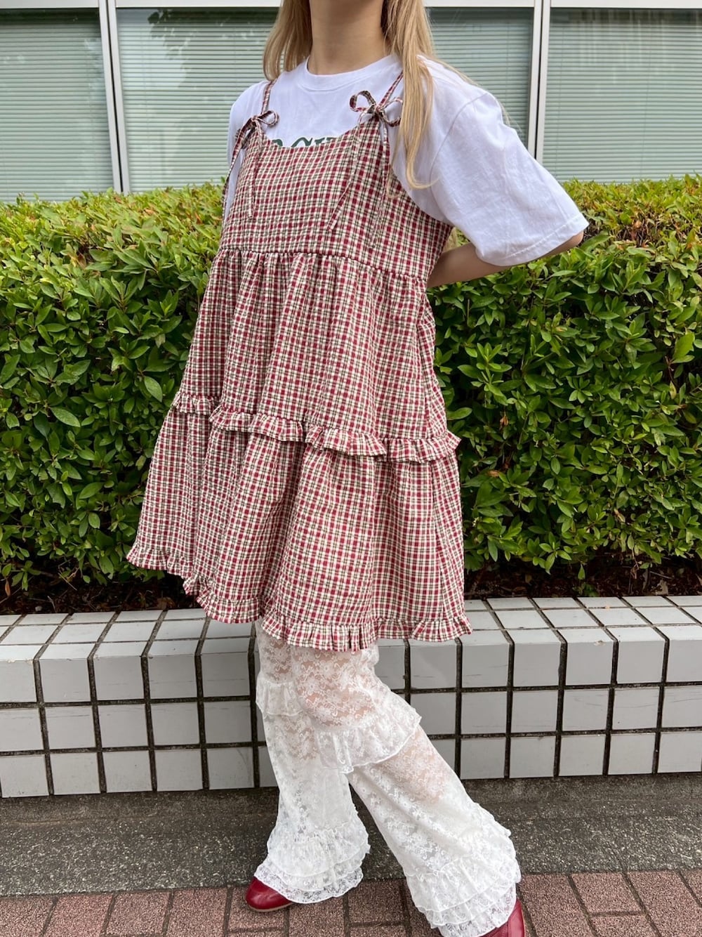 「ロゴT、白Tシャツ、休日スタイル、プチプラ、お出かけコーデ、ootd、韓国ファッション、ワンピース、チェック、リボン、ラクチンコーデ、ゆるコーデ、秋コーデ、レース」｜「WCの《アップデートで新登場！》フリルレースパンツ（その他パンツ、ホワイト系）」を使った、wc_officialさん（レディース・160cm）の夏コーディネートの1枚目の写真