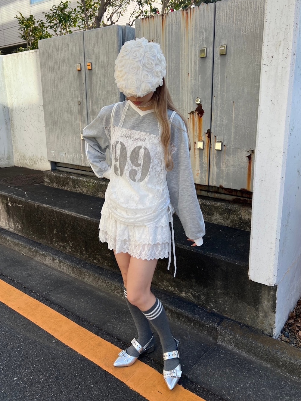 「今日のコーデ、大人かわいい、オトナ女子、シアートップス、スポーツミックス、レース、ゲームシャツ、春、グレー、おでかけコーデ、ミュール、大人ガーリー、フリル、ティアードスカート、ミニスカート」｜「WCのレース切替ユニフォームロンT（Tシャツ/カットソー、グレー系）」を使った、wc_officialさん（レディース・160cm）の冬コーディネートの1枚目の写真