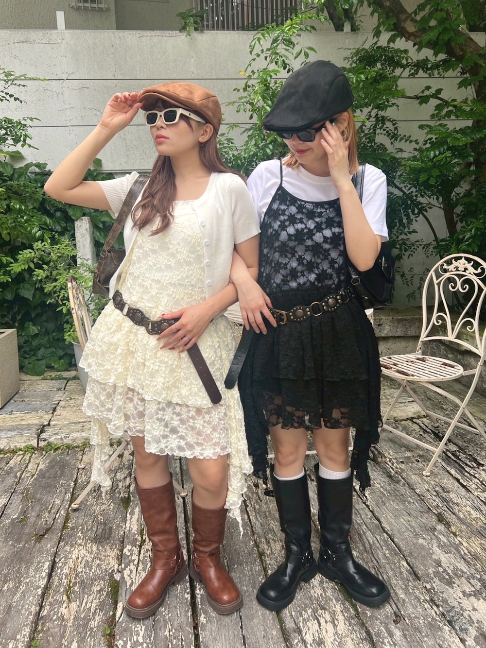 「レイヤードスタイル、スポーツミックス、白Tシャツ、モノトーン、デートコーデ、ワンピース、韓国ファッション、オトナ女子、フリル、レース、大人カジュアル、ハンチング、夏コーデ、ふたごコーデ、おそろいコーデ」｜「WCのレースヘムキャミワンピース（ワンピース、ブラック系）」を使った、wc_officialさん（レディース・160cm）の夏コーディネートの1枚目の写真