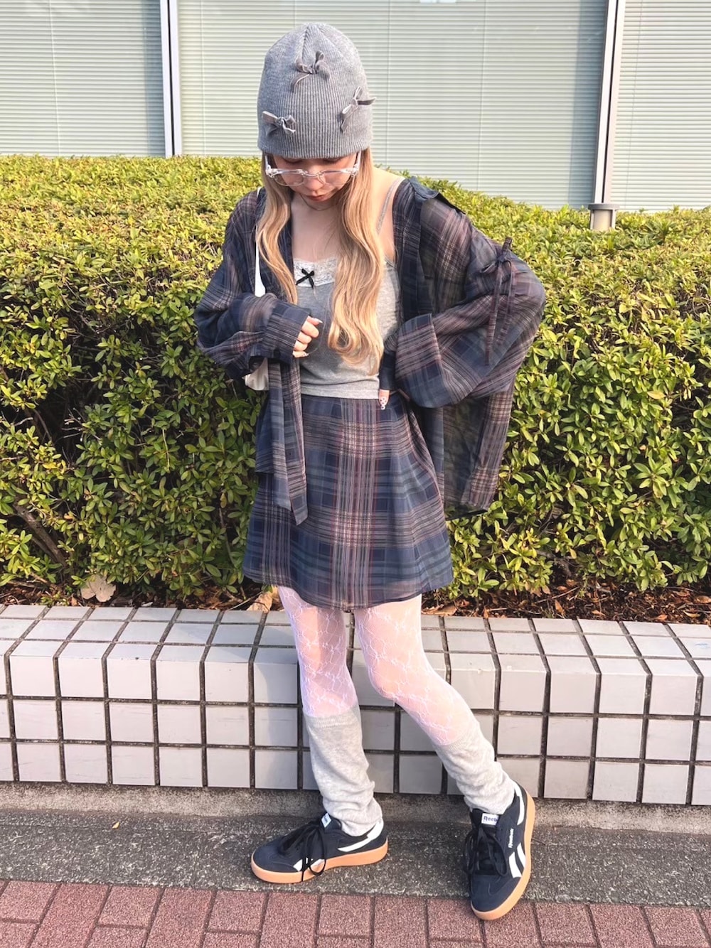 「キャップ、大人コーデ、キレイめカジュアル、メガネ女子、シアートップス、お洒落さんとつながりたい、大人かわいい、ミニスカート、チェックスカート、チェックシャツ、チェック、レース、リボン、シアーシャツ、大人ガーリー」｜「PHILLYの《セットアップ可能◎》シアーチェックミニスカート（スカート、ブルー系）」を使った、wc_officialさん（レディース・160cm）の春コーディネートの1枚目の写真