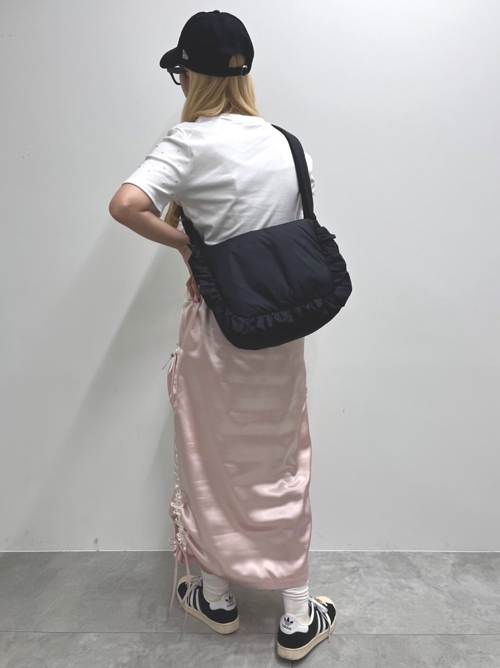 「サテンスカート、スポーツミックス、スニーカー、フリル、ドロスト、春服みてみて、オトナカジュアル、休日スタイル、スニーカーコーデ、デートコーデ、カジュアル、ガーリー、ピンク」｜「WCのサテンカーゴスカート（スカート、ピンク系）」を使った、wc_officialさん（レディース・160cm）の春コーディネートの1枚目の写真
