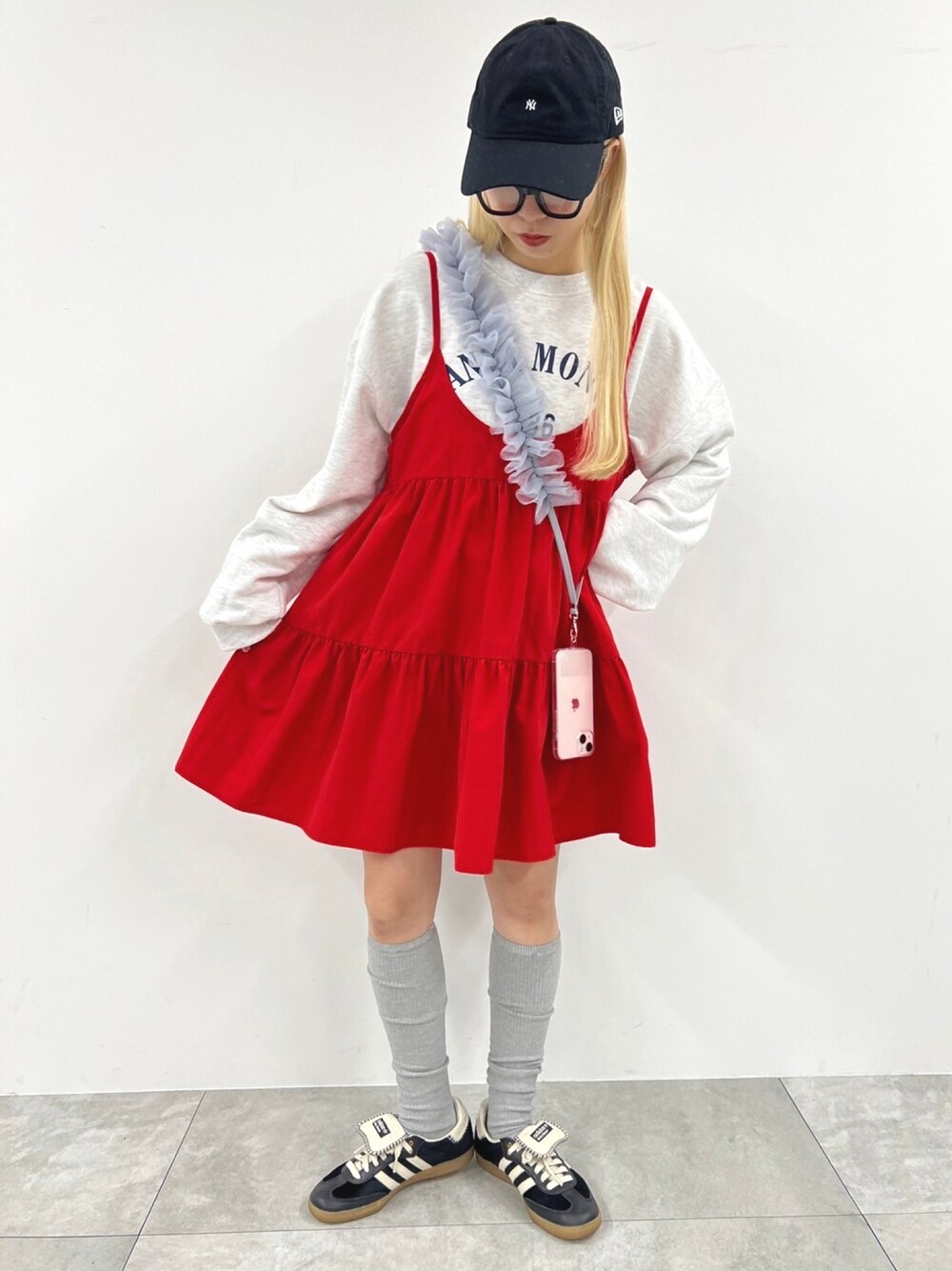 「スウェット、レッド、チュール、お出かけコーデ、春、春服、大人女子、ふりふり、ゆるコーデ、スマホショルダー」｜「WCのボリュームティアードミニワンピース（ワンピース、レッド系）」を使った、wc_officialさん（レディース・160cm）の冬コーディネートの1枚目の写真