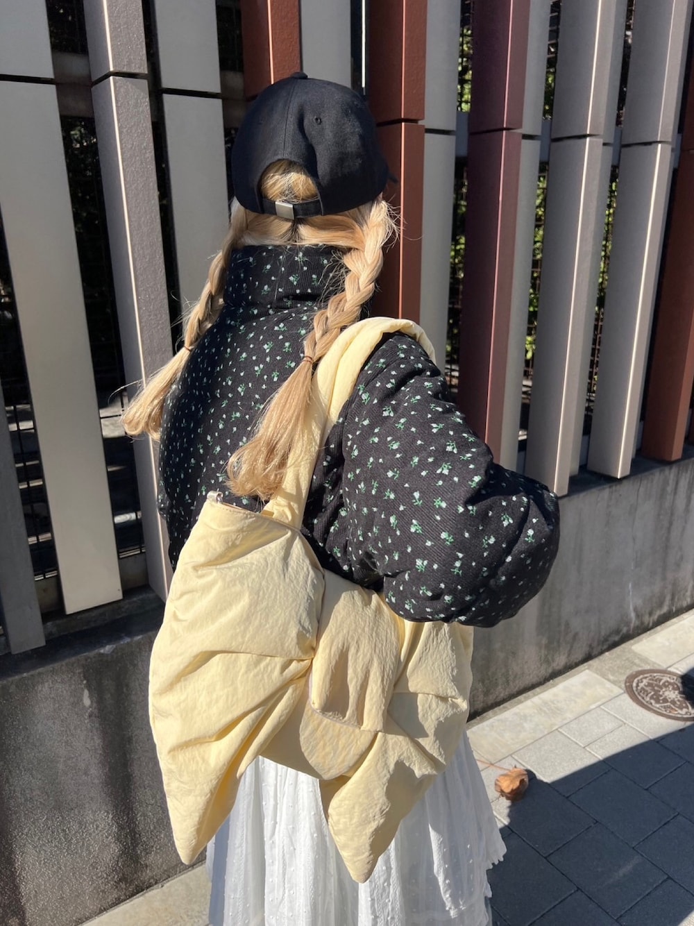 「リボン、バッグ、もこもこ、花柄、ブルゾン、レース、フリル、大人カジュアル、大人ガーリー、おでかけコーデ、コットンレース、冬コーデ、防寒　」｜「WCのリトルフラワーコーデュロイジャケット（ブルゾン、ブラック系）」を使った、wc_officialさん（レディース・160cm）の冬コーディネートの1枚目の写真