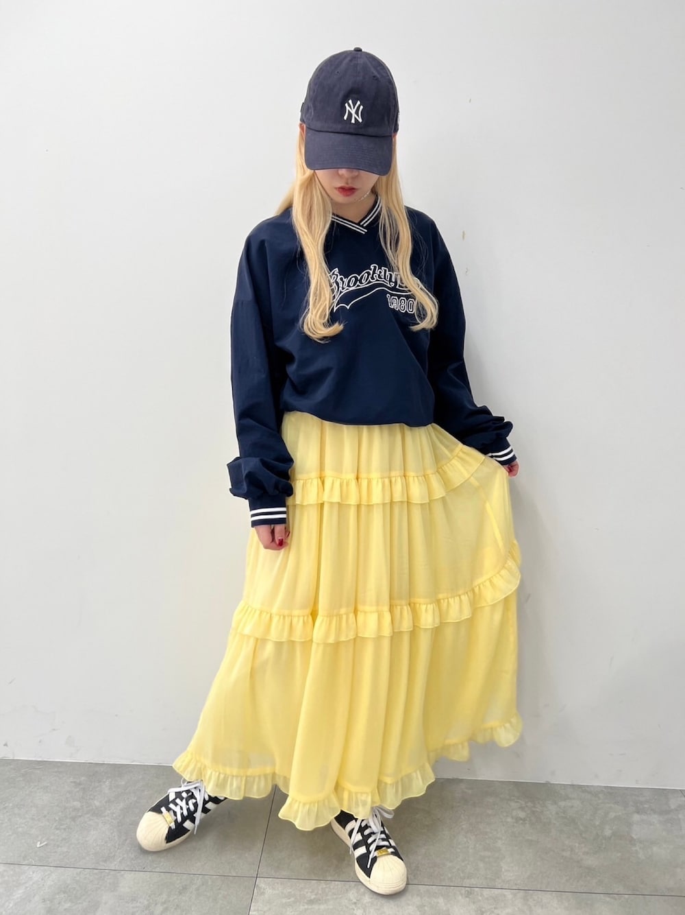 「スポーツミックス、ユニフォーム、ティアードスカート、ロングスカート、イエロー、春夏コーデ、スニーカー、オトナカジュアル、お出かけコーデ、デートコーデ、ゆるコーデ、大人女子、ガーリー、カジュアル、大人カジュアル」｜「WCのシフォンティアードスカート（スカート、イエロー系）」を使った、wc_officialさん（レディース・160cm）の春コーディネートの1枚目の写真
