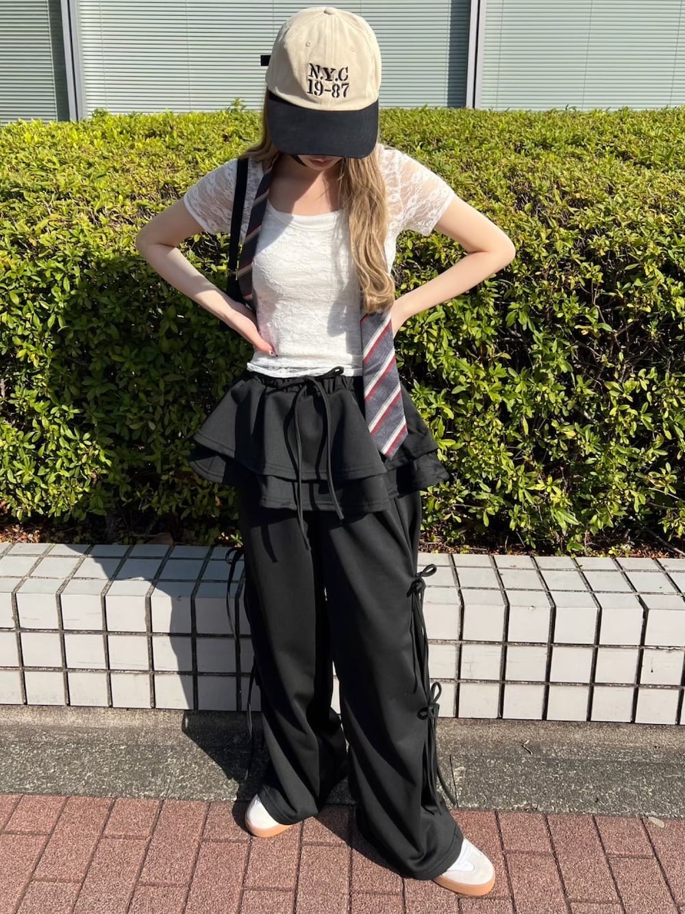 「スニーカー、お出かけコーデ、リボン、プチプラ、キャップ、韓国ファッション、きれいめカジュアル、春、大人ファッション、大人かわいい、休日コーデ、レイヤード、レース、ドッキング」｜「WCのスカートレイヤードスウェットパンツ（スウェットパンツ、ブラック系）」を使った、wc_officialさん（レディース・160cm）の春コーディネートの1枚目の写真