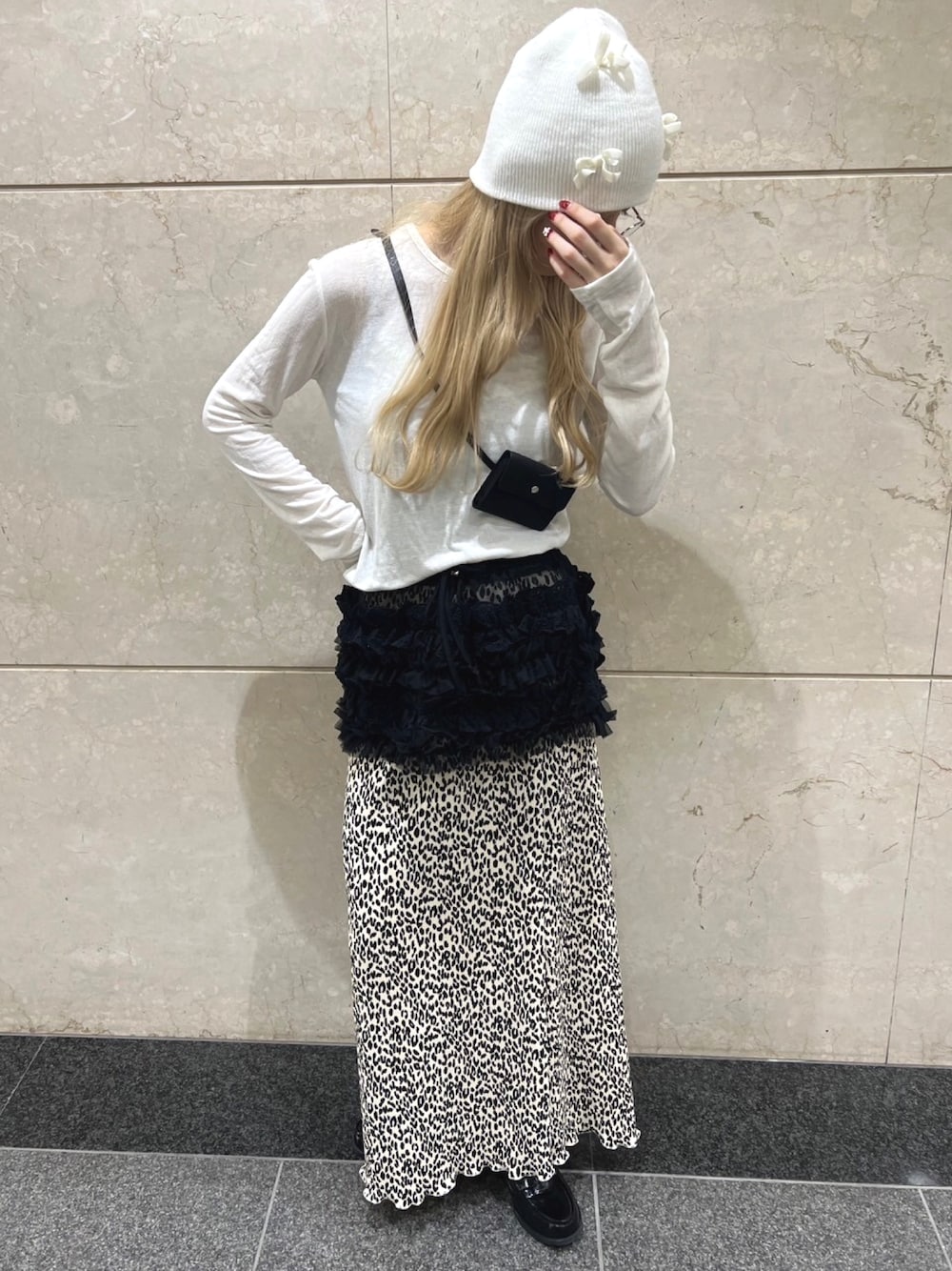 「大人かわいい、おしゃれさんと繋がりたい、カジュアルガーリー、春服、ootd、今日のコーデ、スカートスタイル、ビーニー、レオパード、レース、レイヤード、フリル、ロングスカート、おでかけコーデ、デート」｜「WCのレオパードロングスカート（スカート、ベージュ系）」を使った、wc_officialさん（レディース・160cm）の冬コーディネートの1枚目の写真
