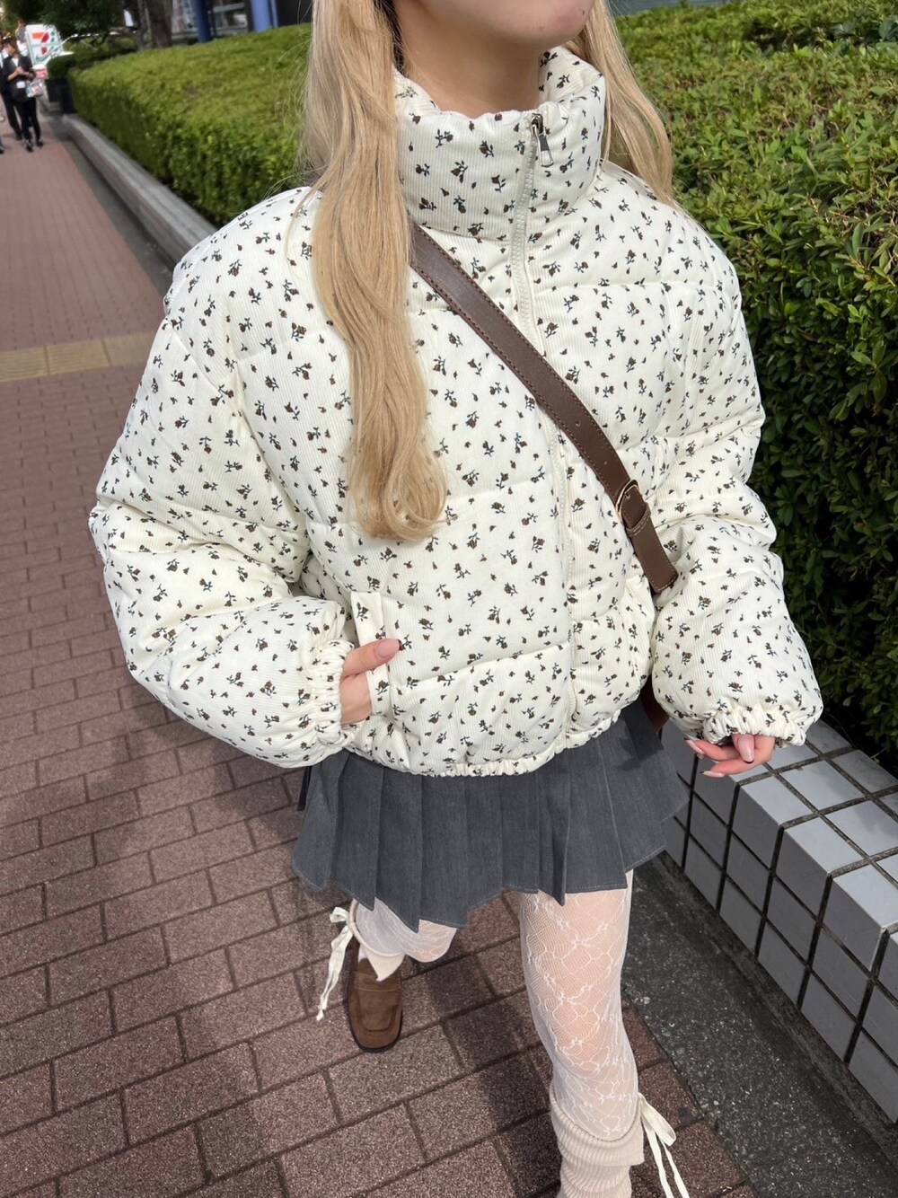 「ブルゾン、花柄、フラワー、コーデュロイ、アウター、プリーツスカート、レース、タイツ、大人カジュアル、大人ガーリー、大人女子、冬コーデ、デート、あったかコーデ」｜「WCのリトルフラワーコーデュロイジャケット（ブルゾン、ホワイト系）」を使った、wc_officialさん（レディース・160cm）の秋コーディネートの1枚目の写真