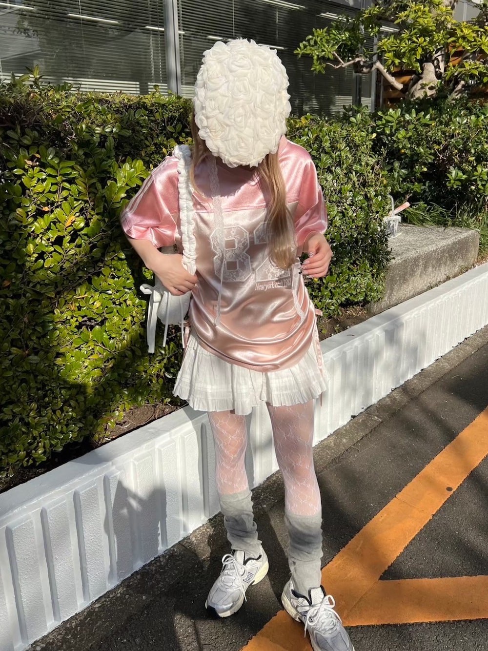 「スポーツミックス、春コーデ、ミニスカート、レイヤードスタイル、大人カジュアル、淡色コーデ、韓国ファッション、デートコーデ、スニーカー、お出かけコーデ、大人かわいい、お洒落さんとつながりたい、今日のコーデ、ピンク、レース」｜「PHILLYの【PHILLY】コットンレースティアードミニスカート（スカート、ホワイト系）」を使った、wc_officialさん（レディース・160cm）の春コーディネートの1枚目の写真