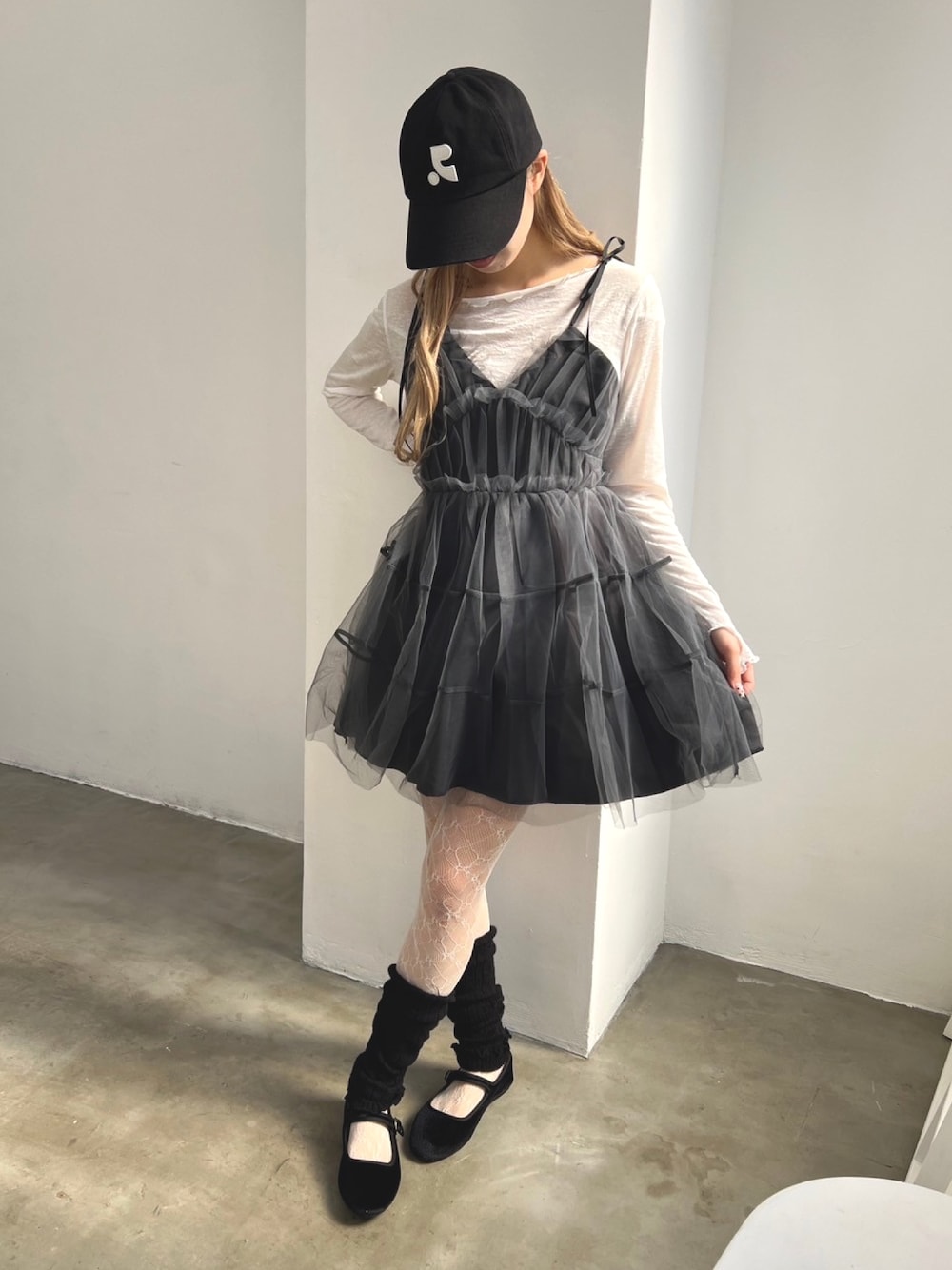 「プチプラ、オトナ女子、大人かわいい、おしゃれさんと繋がりたい、プチプラコーデ、ゆるコーデ、チュール、レース、キャップ、レイヤードスタイル、大人ガーリー、フェミニン、透け感、リボン」｜「PHILLYの【PHILLY】ボリュームチュールキャミワンピース（ワンピース、グレー系）」を使った、wc_officialさん（レディース・160cm）の春コーディネートの1枚目の写真