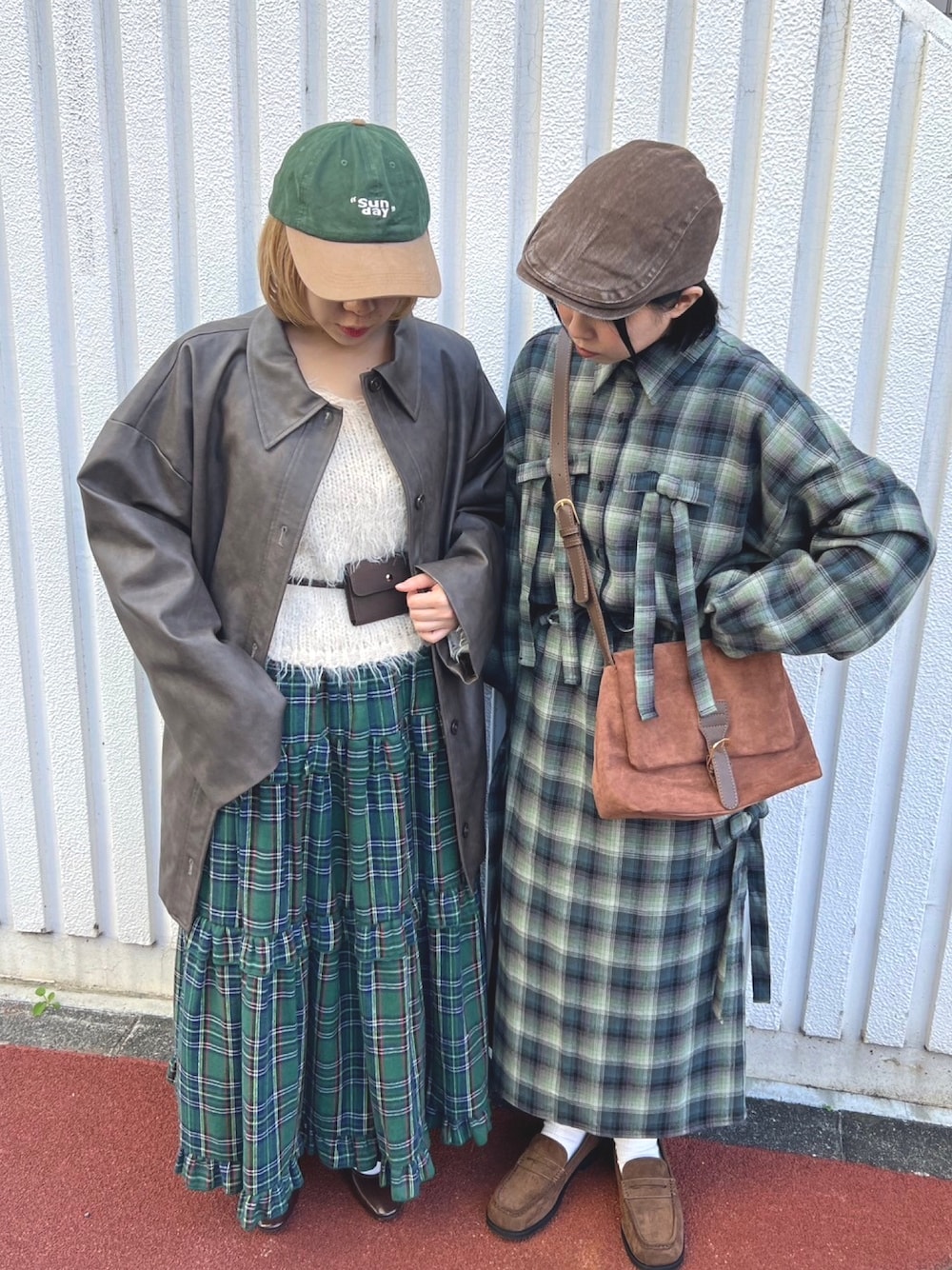 「プチプラ、カジュアルコーデ、オトナ女子、ラクチンコーデ、おしゃれさんと繋がりたい、大人ガーリー、大人女子、フェイクレザー、スポーツミックス、キャップ、チェック、セットアップ、リボン、グリーン」｜「WCのリボンチェックビッグシャツ（シャツ/ブラウス、グリーン系）」を使った、wc_officialさん（レディース・160cm）の冬コーディネートの1枚目の写真