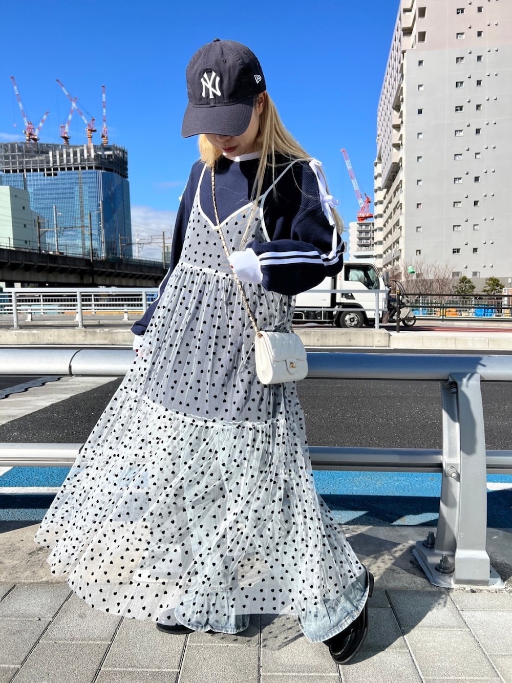 「春コーデ、シフォン、シアー、ワンピース、ハート、ライン、リボン、ガーリー、スポーツミックス、大人カジュアル、大人かわいい、お出かけコーデ、休日スタイル、ラクチンコーデ、ロングワンピース」｜「WCのハートチュールワンピース（ワンピース、ホワイト系）」を使った、wc_officialさん（レディース・160cm）の春コーディネートの1枚目の写真