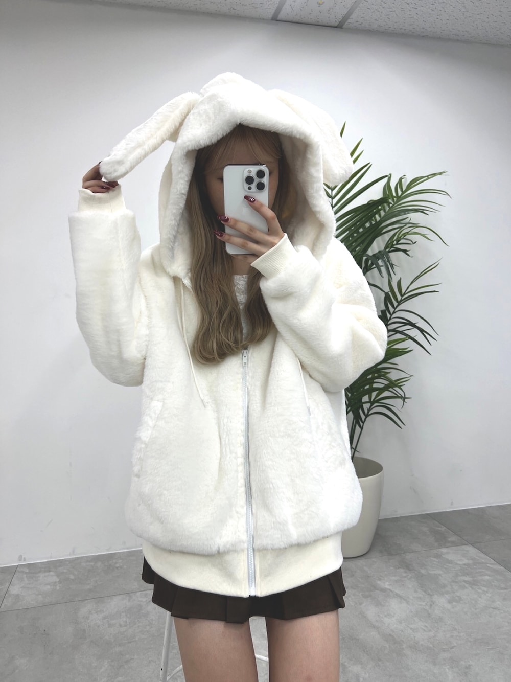 「休日スタイル、カジュアルコーデ、ラクチンコーデ、大人かわいい、ゆるコーデ、ビッグシルエット、大人ガーリー、ファー、うさ耳、y2k、パーカー、大人カジュアル、デート、冬コーデ、おでかけコーデ」｜「PHILLYの【PHILLY】ラビットフェイクファーブルゾン【うさ耳】（ブルゾン、ホワイト系）」を使った、wc_officialさん（レディース・160cm）の秋コーディネートの1枚目の写真