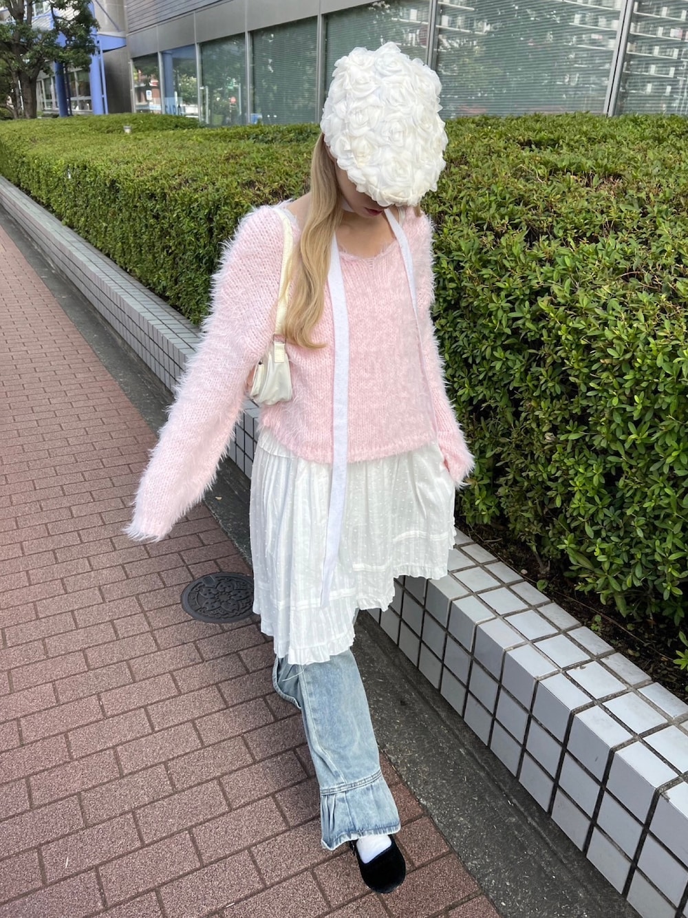 「フェザー、コットンレース、デニム、フリル、フラワープリント、レイヤードスタイル、秋コーデ、冬、ホワイト、ピンク、淡色コーデ、オトナカジュアル、大人ガーリー、新作、休日スタイル」｜「WCのローズモチーフハンチング（ハンチング/ベレー帽、ホワイト系）」を使った、wc_officialさん（レディース・160cm）の秋コーディネートの1枚目の写真