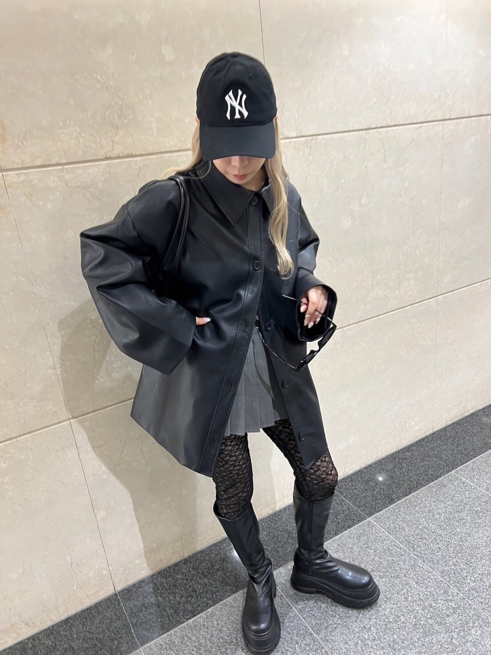 「韓国ファッション、ootd、フェイクレザー、ブルゾン、レース、ブーツ、プリーツスカート、ブラック、キャップ、スポーツミックス、大人カジュアル、大人ガーリー」｜「WCのPUビッグジャケット（ブルゾン、ブラック系）」を使った、wc_officialさん（レディース・160cm）の秋コーディネートの1枚目の写真
