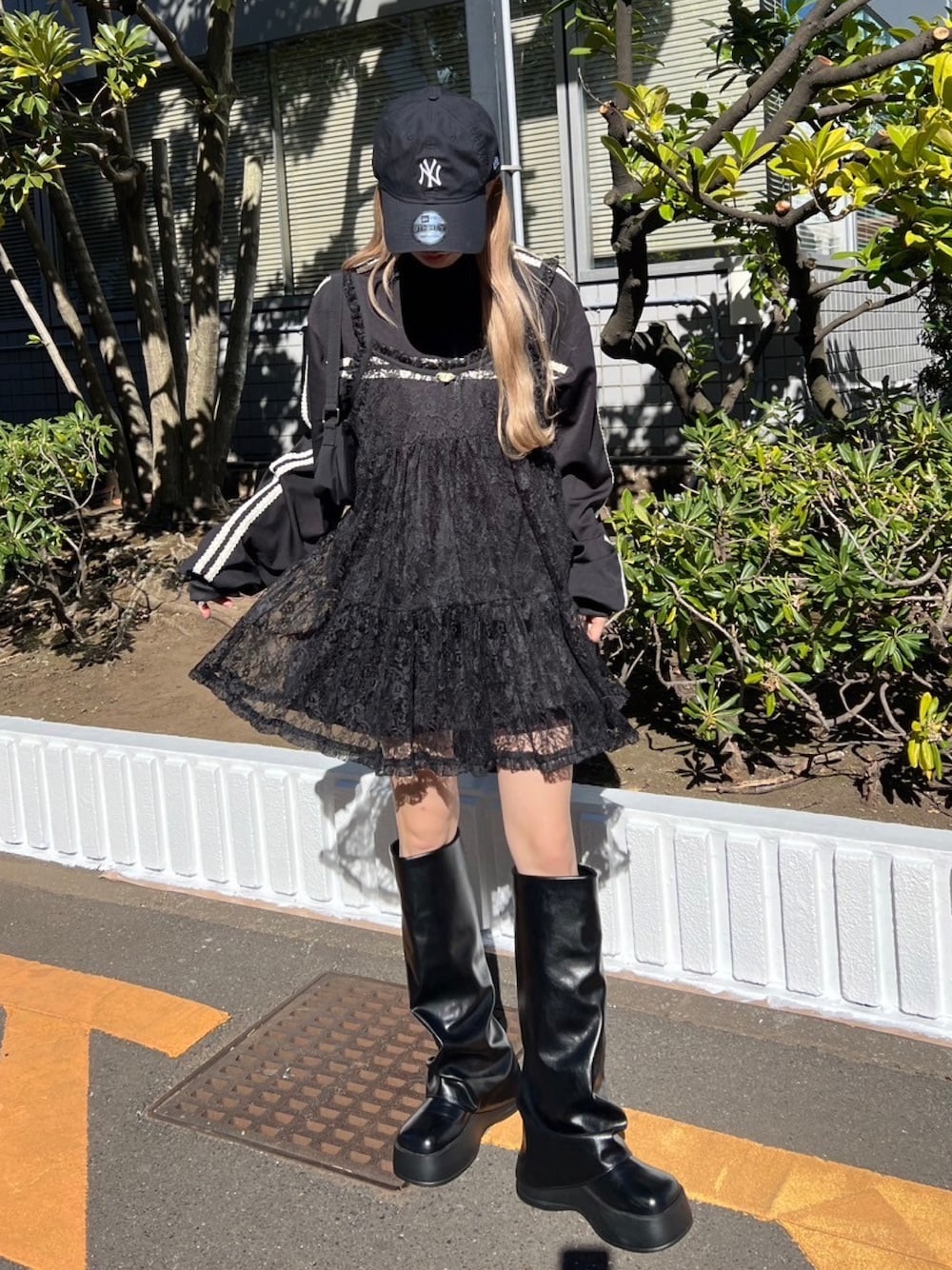 「今日のコーデ、大人かわいい、オトナ女子、シアートップス、モノトーン、レース、ワンピース、トラックジャケット、ジャージ、スポーツミックス、キャップ、ブーツ、ブラック、レイヤードスタイル、春コーデ」｜「WCのローズポイントレースミニワンピース（ワンピース、ブラック系）」を使った、wc_officialさん（レディース・160cm）の冬コーディネートの1枚目の写真