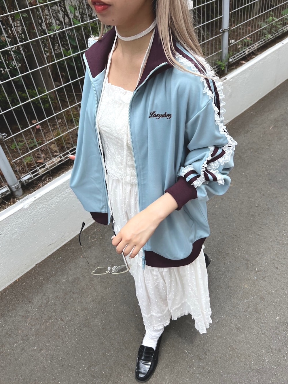 「お出かけコーデ、プチプラ、休日スタイル、大人カジュアル、大人かわいい、トラックジャケット、ジャージ、スポーツミックス、フリル、ロングスカート、大人ガーリー、フレンチガーリー」｜「WCのフリルレースラインジャージ（ジャージ、ブルー系）」を使った、wc_officialさん（レディース・160cm）の夏コーディネートの1枚目の写真