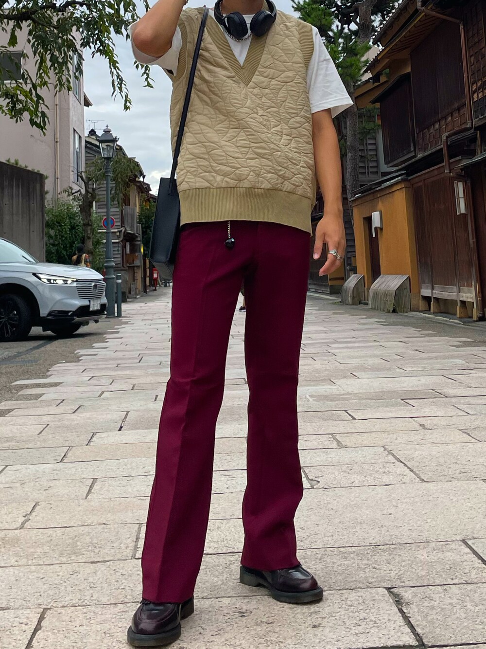 「カジュアル、ローファー、秋のコーデ、スラックス、赤、ベスト、ZARA、大人コーデ、ヘッドホン、おしゃれさんと繋がりたい」｜「Dr. MartensのDr.Martens ドクターマーチン / Adrian Snaffle エイドリアン スナッフル ローファー / 25363600（ローファー、レッド系）」を使った、ANPANさん（メンズ・175cm）の秋コーディネートの1枚目の写真