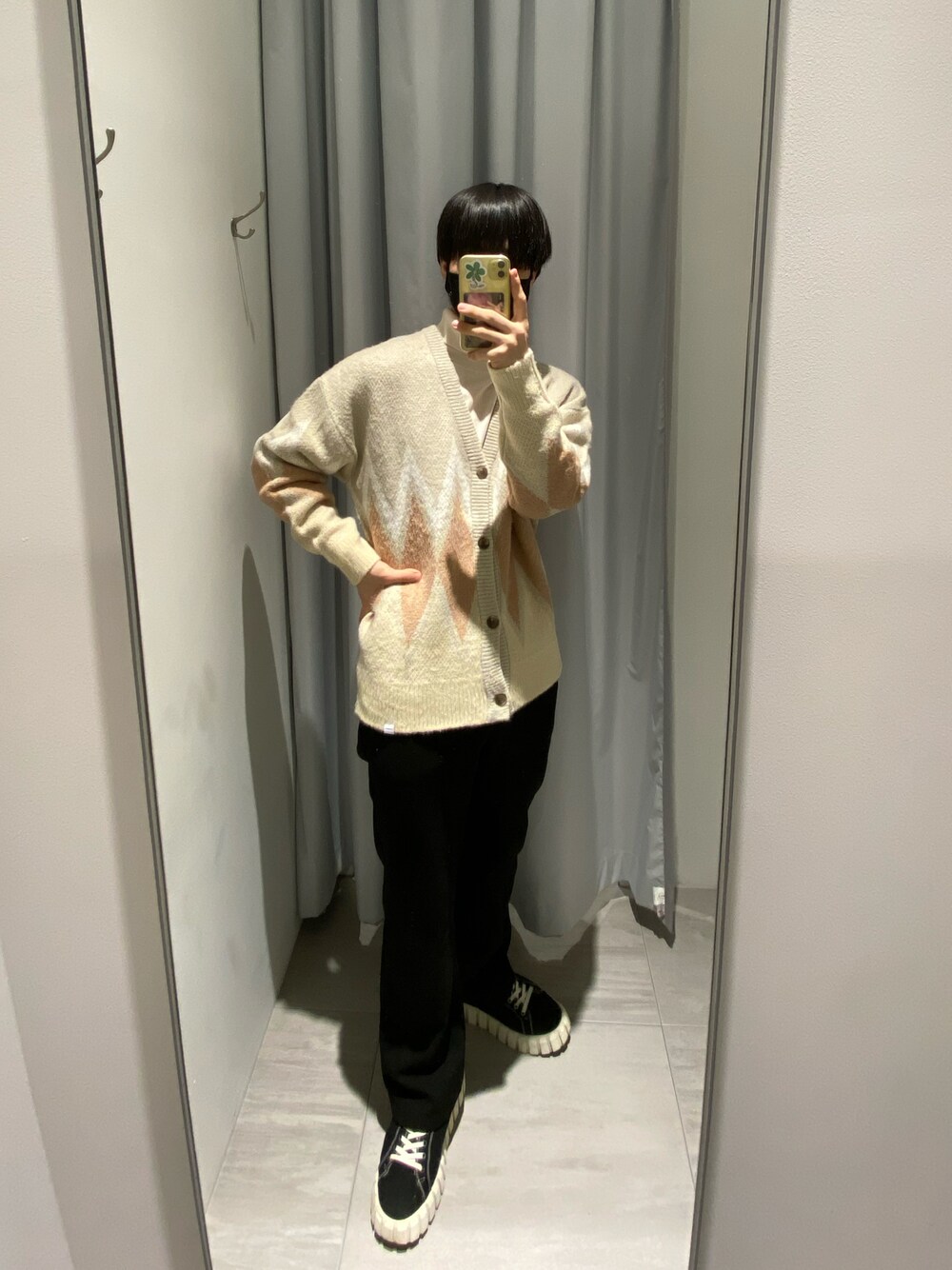 「カーディガン、ホワイトコーデ、韓国ブランド、COVERNAT、ニットコーデ、wantslip、秋冬コーデ、おしゃれさんと繋がりたい」｜「417 EDIFICEの【BIG SHIRTS / ビックシャツ】アクションスラックス（スラックス、ブラック系）」を使った、りおさん（メンズ・177cm）の秋コーディネートの1枚目の写真