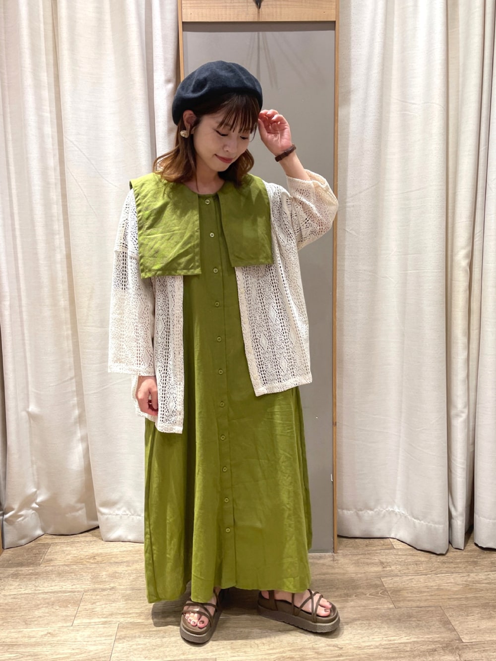 グリーン系のワンピース、ベージュ系のカーディガン/ボレロを着用したレディースの夏コーディネートの1枚目の写真