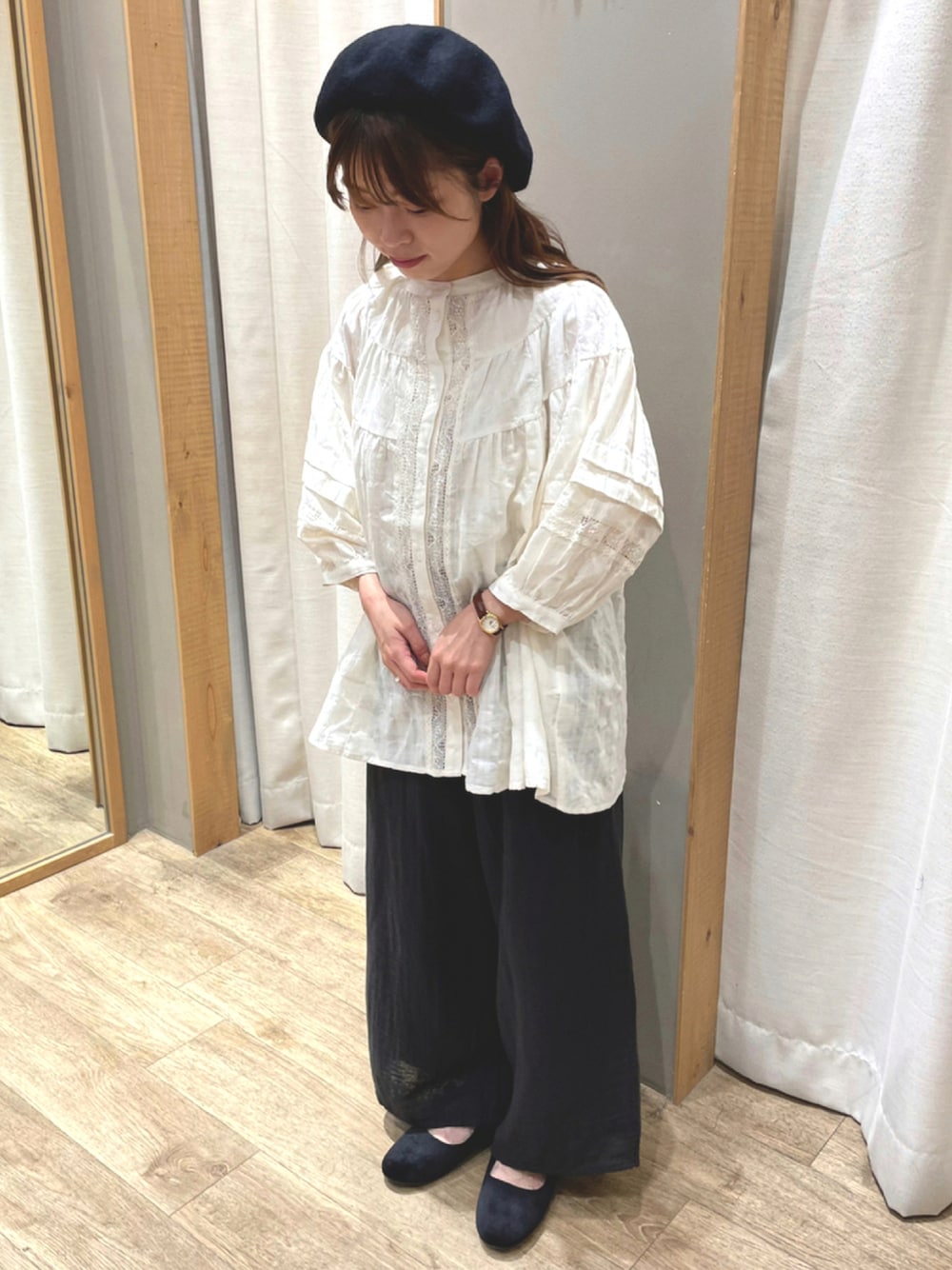 ホワイト系のシャツ/ブラウス、ブラック系のその他パンツ、ブラック系のシューズを着用したレディースの夏コーディネートの1枚目の写真
