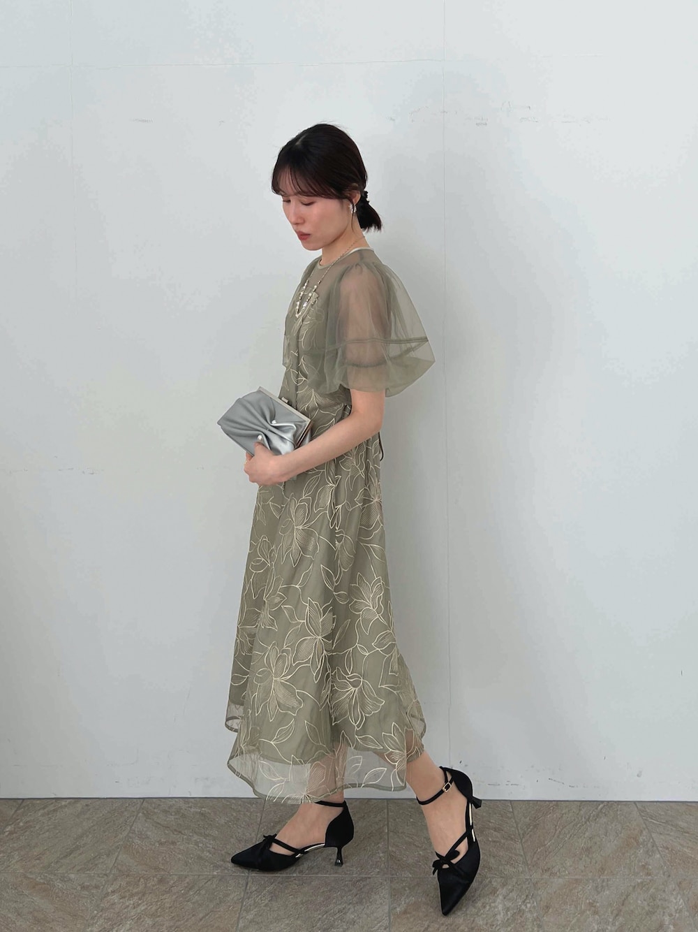 「結婚式 ワンピース、結婚式コーデ、結婚式スタイル、オケージョンスタイル、オケージョンドレス、お呼ばれスタイル、お呼ばれコーデ、お呼ばれドレス、お呼ばれワンピ」｜「Dorry Dollのクロスリボンパンプス（パンプス、ブラック系）」を使った、Momoさん（レディース・160cm）の春コーディネートの1枚目の写真