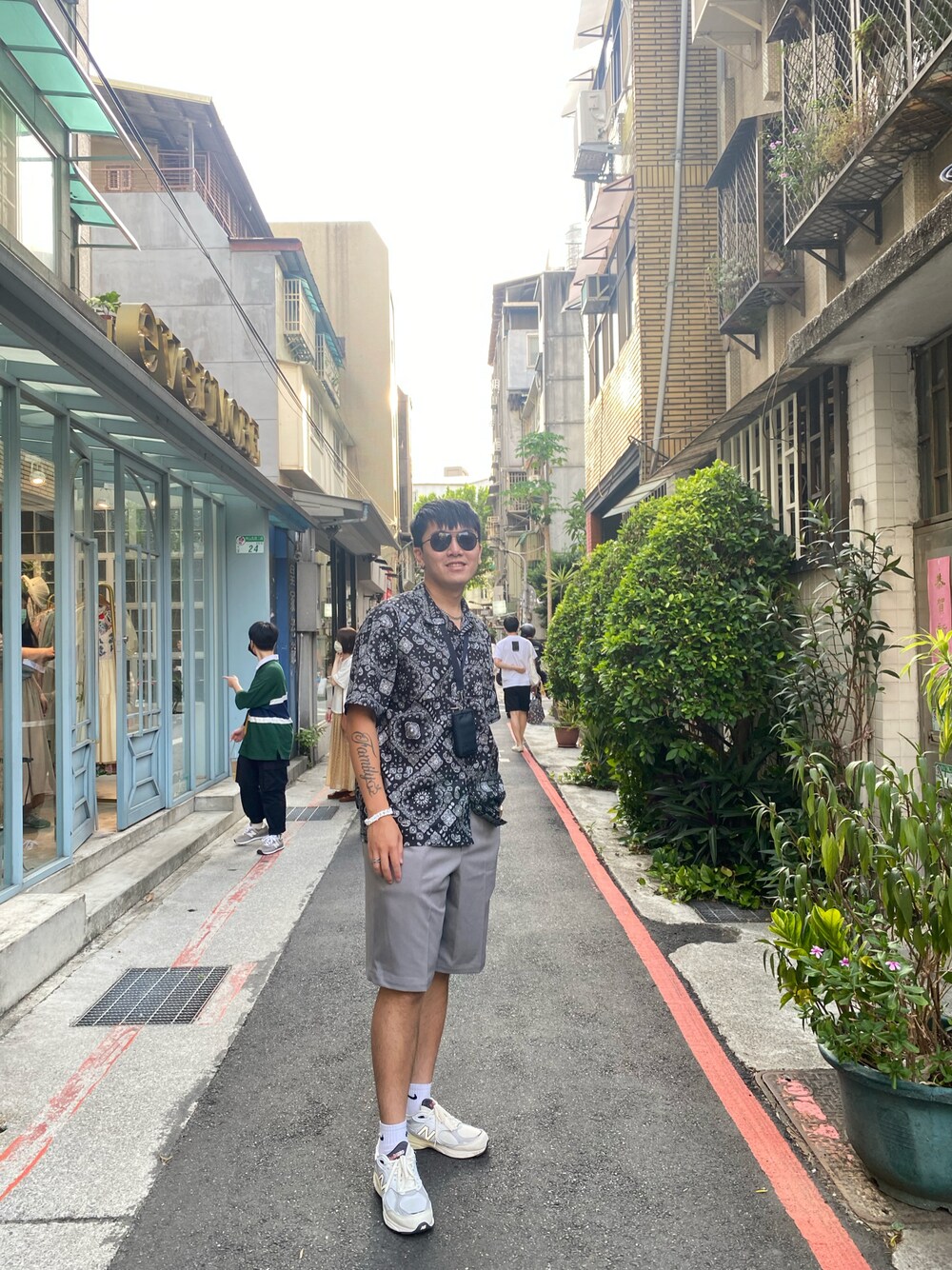 「中山站」｜「plain-meのアイテム（シャツ/ブラウス、ブラック系）」を使った、Bensonさん（メンズ・183cm）の夏コーディネートの1枚目の写真