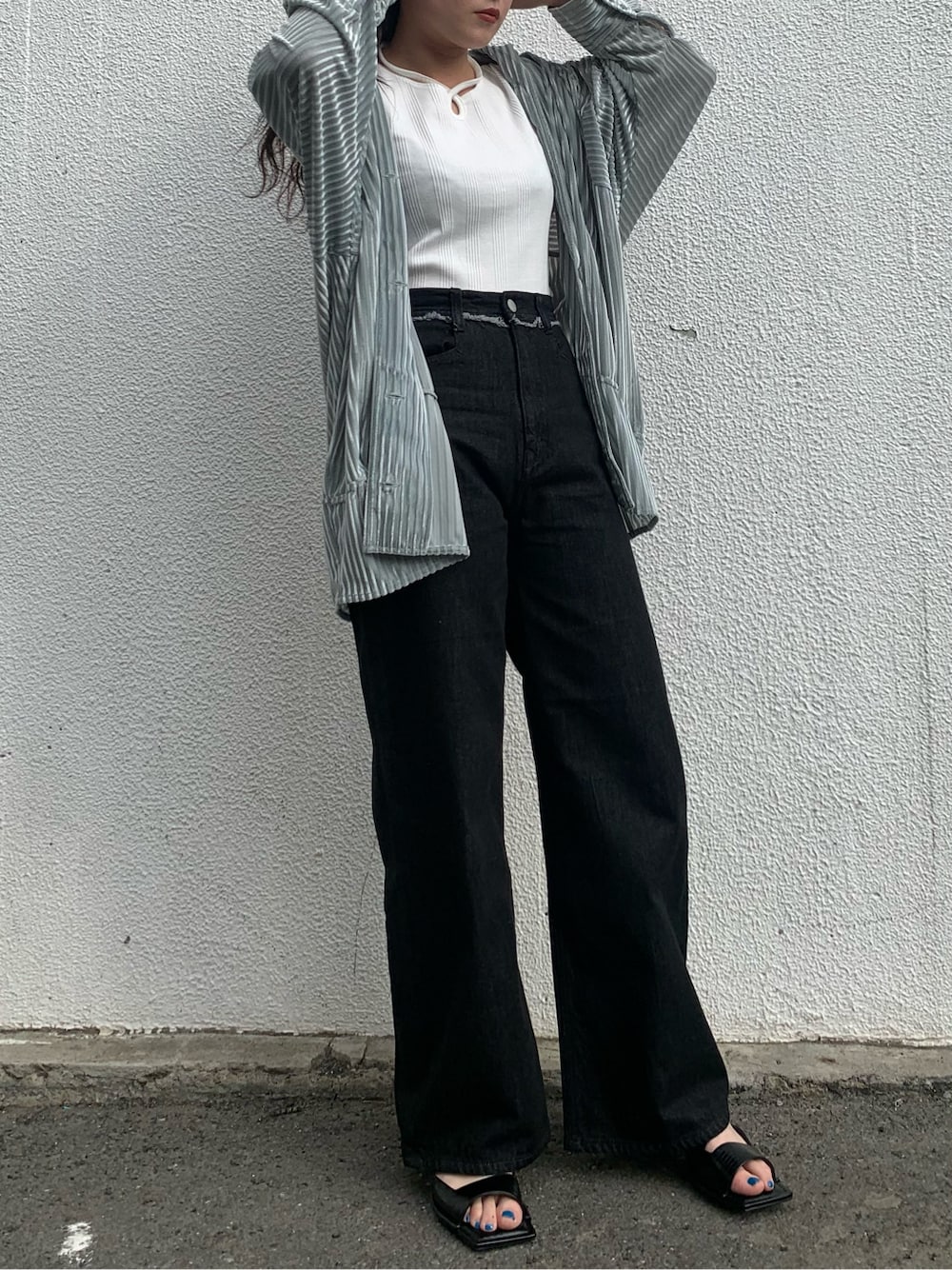 グリーン系のシャツ/ブラウス、ブラック系のサンダル、ブラック系のデニムパンツを着用したレディースの春コーディネートの1枚目の写真