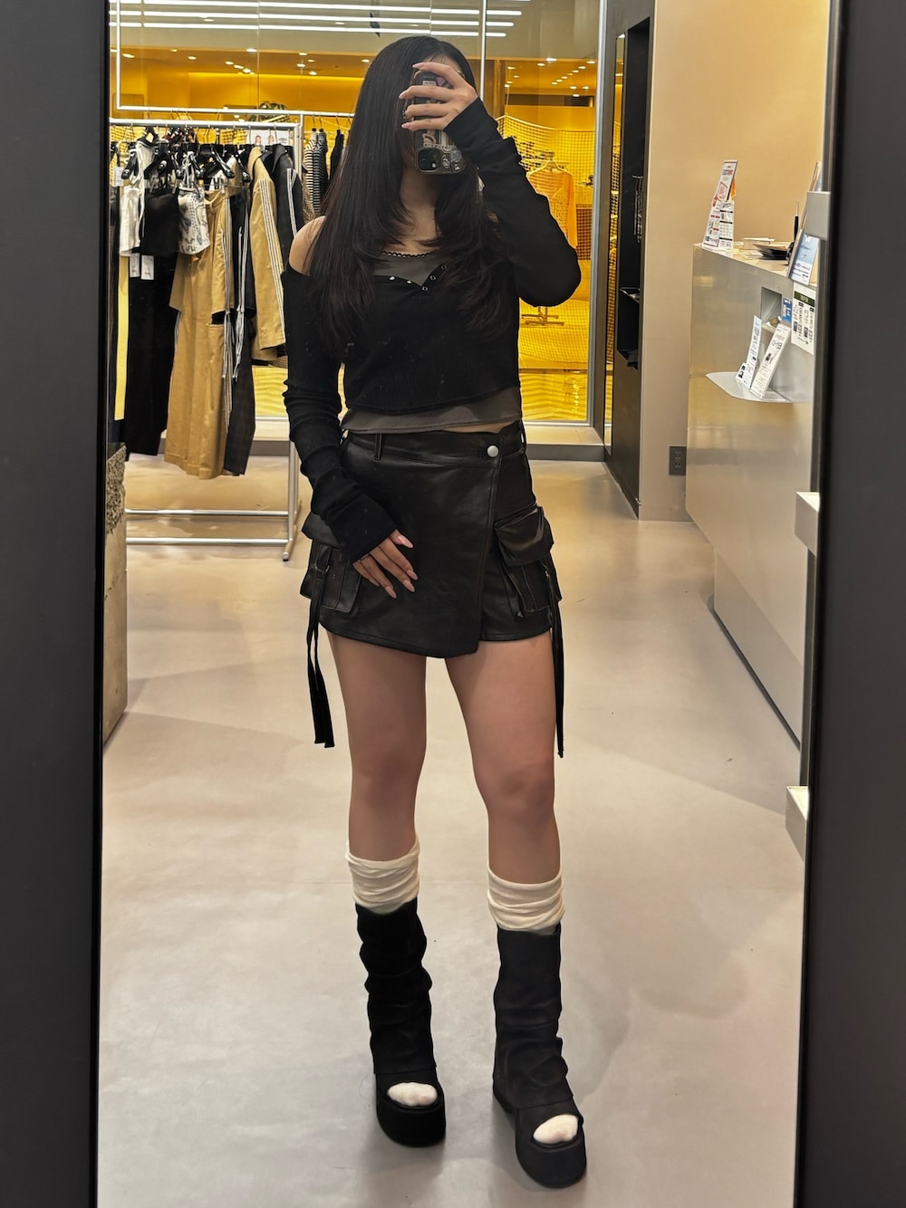 ブラック系のサンダル、ブラック系のその他パンツ、グレー系のTシャツ/カットソーを着用したレディースの春コーディネートの1枚目の写真